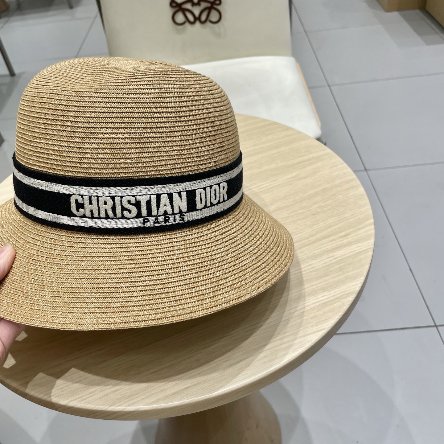  DIOR迪奥
平顶帽采用台湾细辫草制作 百搭不挑脸型
平沿相对不遮挡视线 更加实用 日常和旅行都好戴 