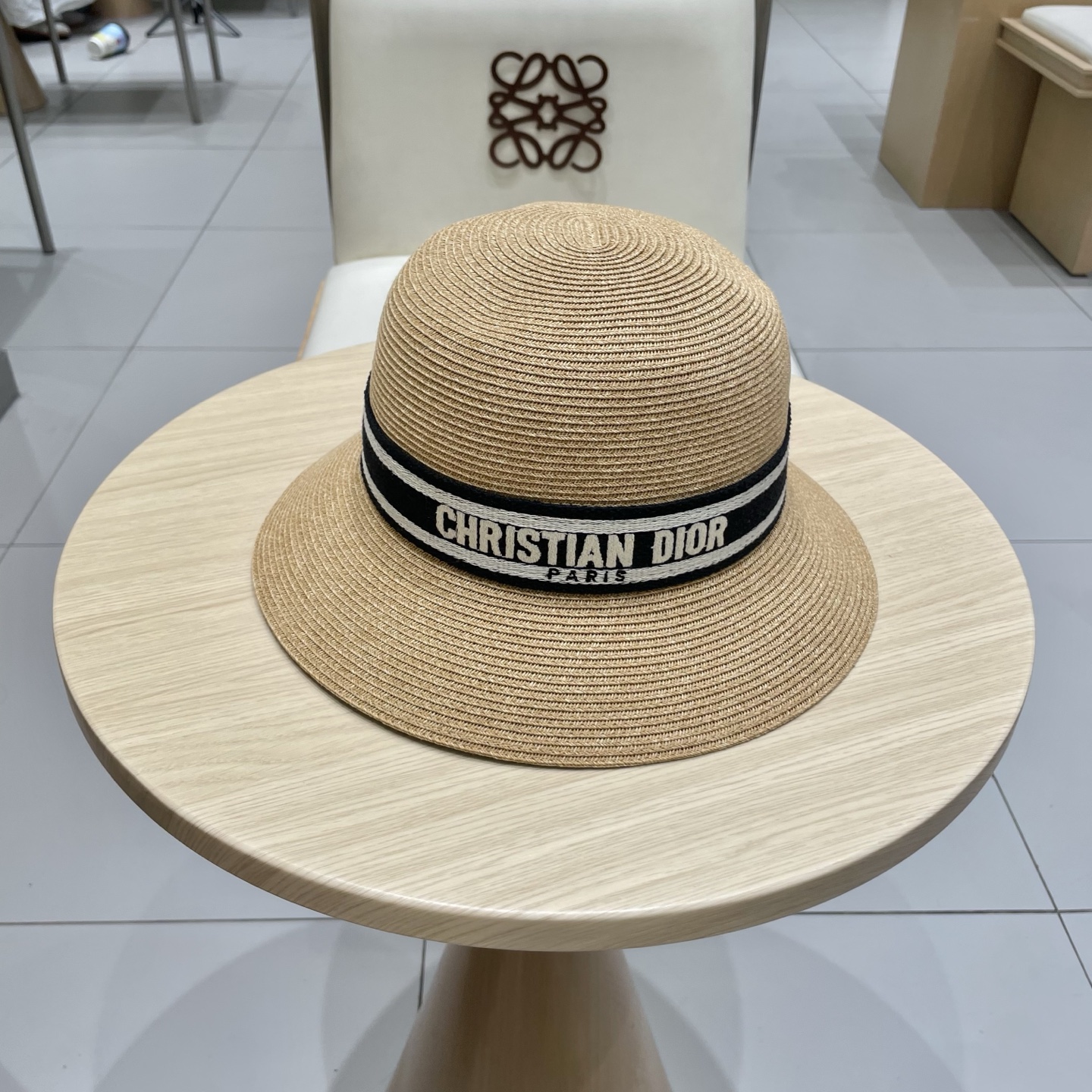 NO:344239,DIOR The flat top hat is made of Taiwanese thin braided grass. It is versatile and does not pick the face. The flat edge is relatively unobstructed. It is more practical. It is easy to wear ins style for daily life and travel. It is especially suitable for the appearance. It has a straw hat, fisherman's hat, baseball hat, hat, dior, dior, espadrilles, hatsDIOR迪奥 平顶帽采用台湾细辫草制作 百搭不挑脸型 平沿相对不遮挡视线 更加实用 日常和旅行都好戴 ins风 特别上相 内有调节带帽子草帽渔夫帽棒球帽,帽子,dior,dior,espadrilles,hats,hat