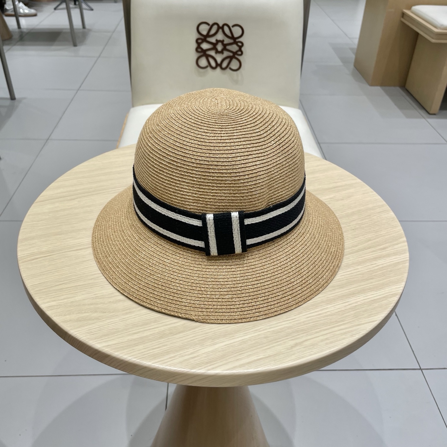  DIOR迪奥
平顶帽采用台湾细辫草制作 百搭不挑脸型
平沿相对不遮挡视线 更加实用 日常和旅行都好戴 