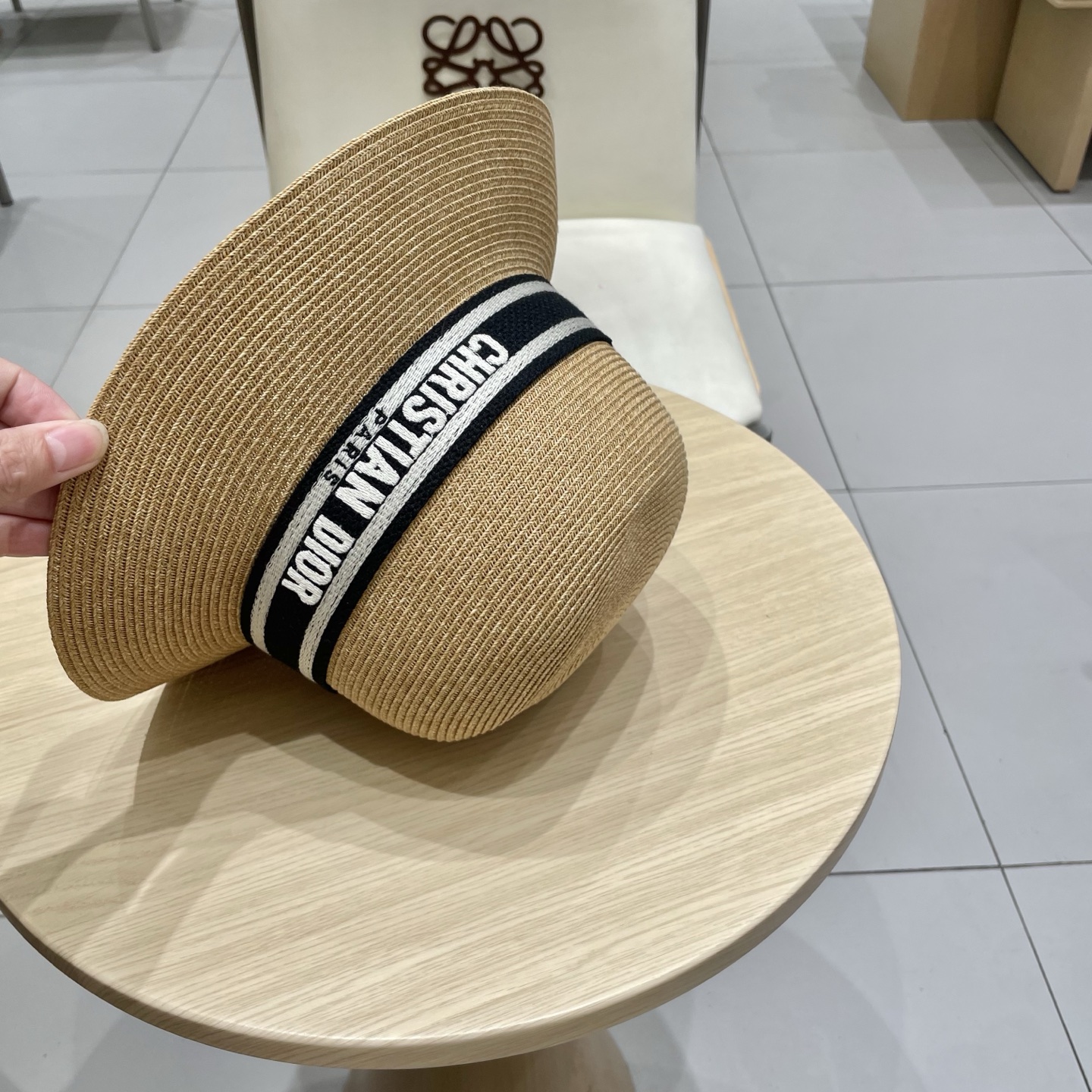  DIOR迪奥
平顶帽采用台湾细辫草制作 百搭不挑脸型
平沿相对不遮挡视线 更加实用 日常和旅行都好戴 