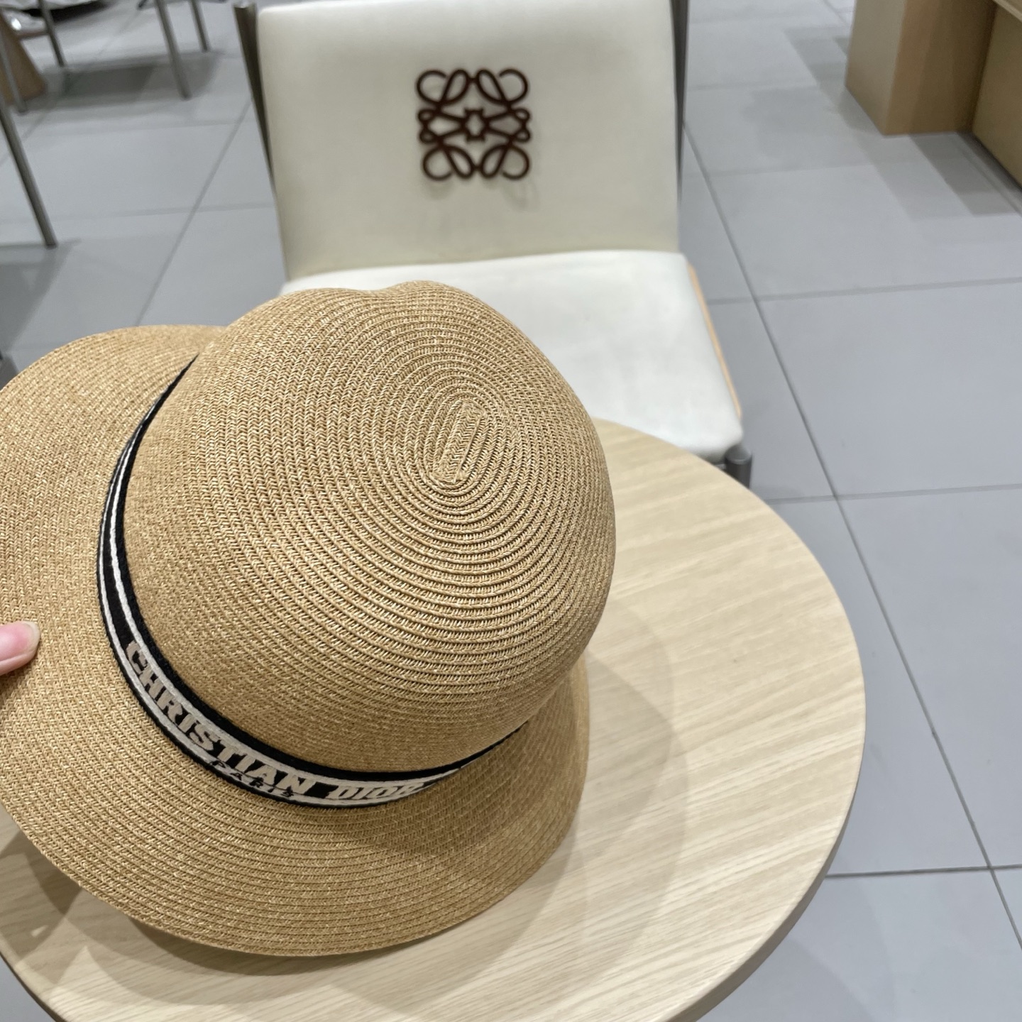  DIOR迪奥
平顶帽采用台湾细辫草制作 百搭不挑脸型
平沿相对不遮挡视线 更加实用 日常和旅行都好戴 