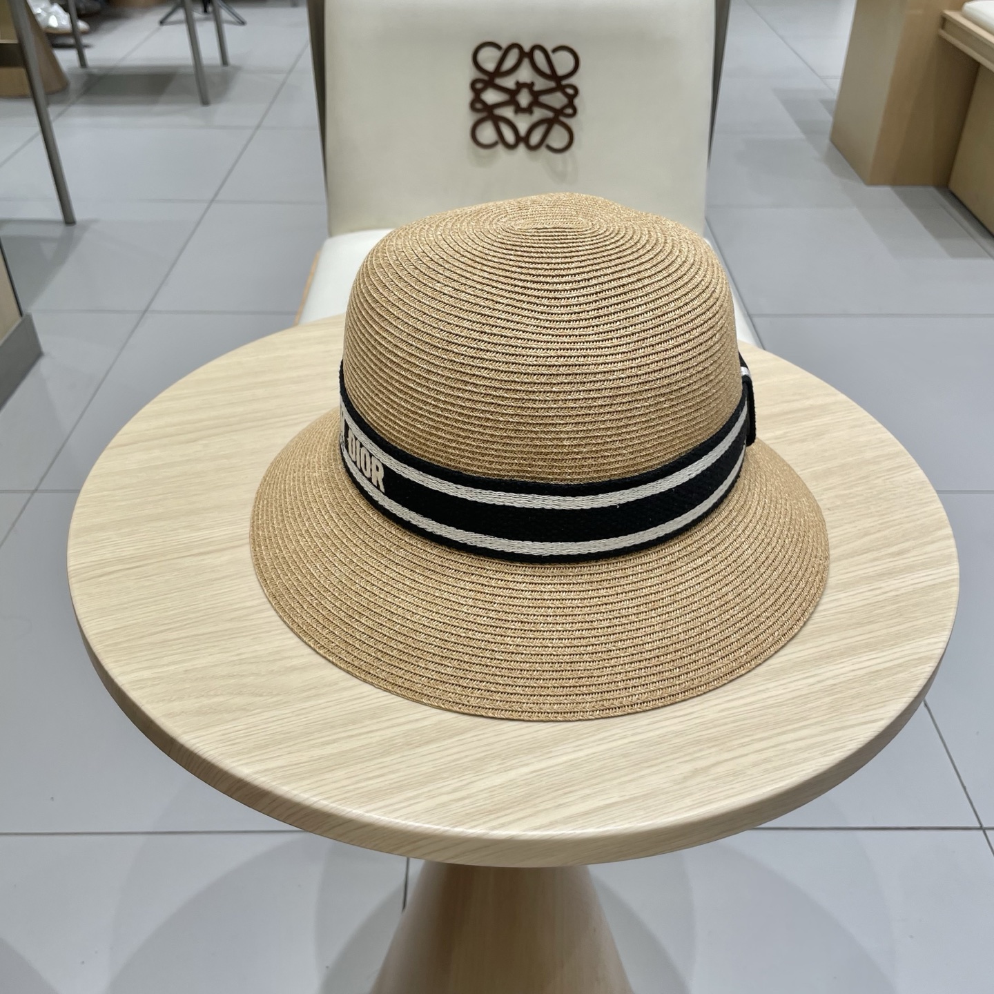  DIOR迪奥
平顶帽采用台湾细辫草制作 百搭不挑脸型
平沿相对不遮挡视线 更加实用 日常和旅行都好戴 