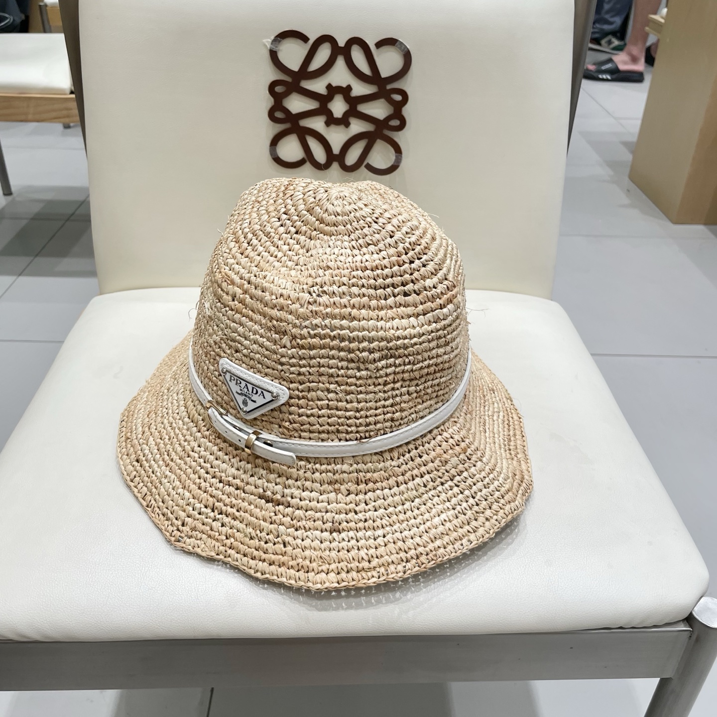  Prada普拉达2025新款拉菲草帽，纯手工钩织，产量极少，重工打造，专柜同款，头围57cm