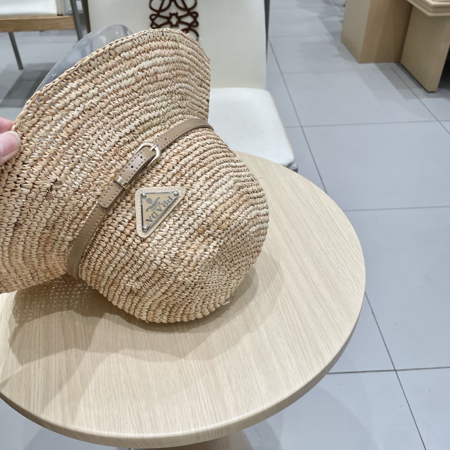  Prada普拉达2025新款拉菲草帽，纯手工钩织，产量极少，重工打造，专柜同款，头围57cm