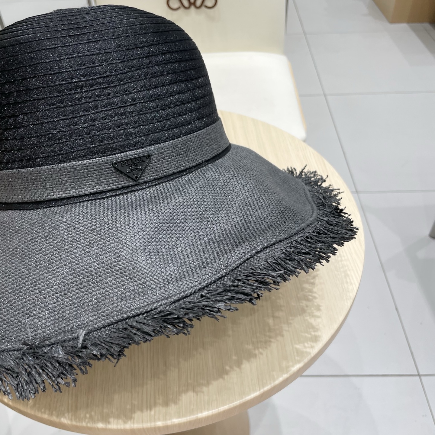  Prada普拉达毛边草帽女夏季2025新款海边沙滩防晒拍照遮阳大帽檐太阳帽子