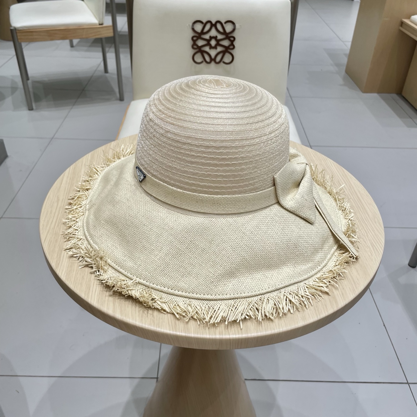  Prada普拉达毛边草帽女夏季2025新款海边沙滩防晒拍照遮阳大帽檐太阳帽子