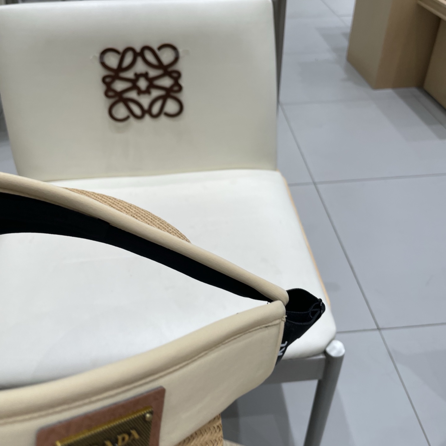  普拉达Prada大檐黑胶防晒帽女夏季度假草编空顶遮阳帽防紫外线出游太阳帽子潮