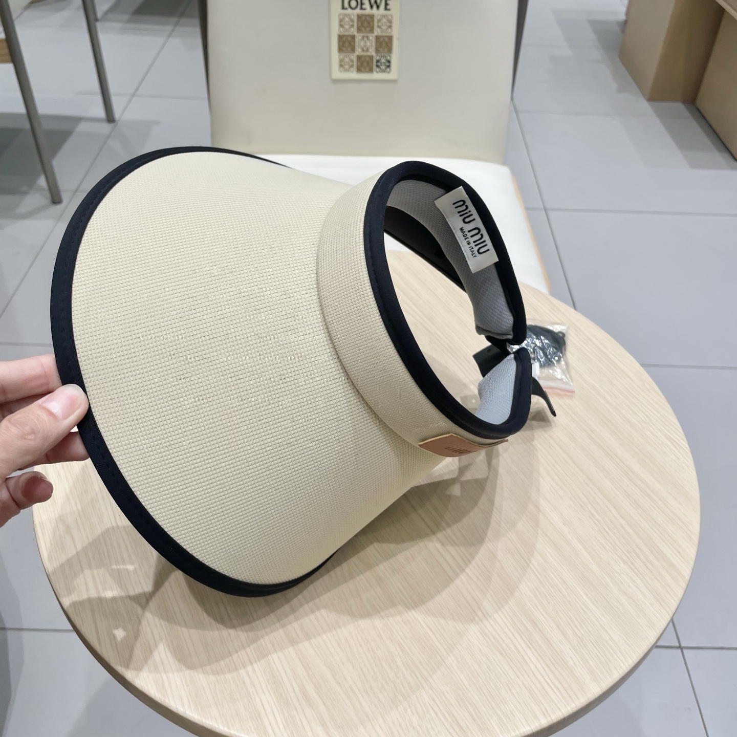  miumiu 缪缪 夏季空顶帽，跑步遮阳防晒两不误，夏季必备单品，戴着不闷热，非常有活力的一款，超级无