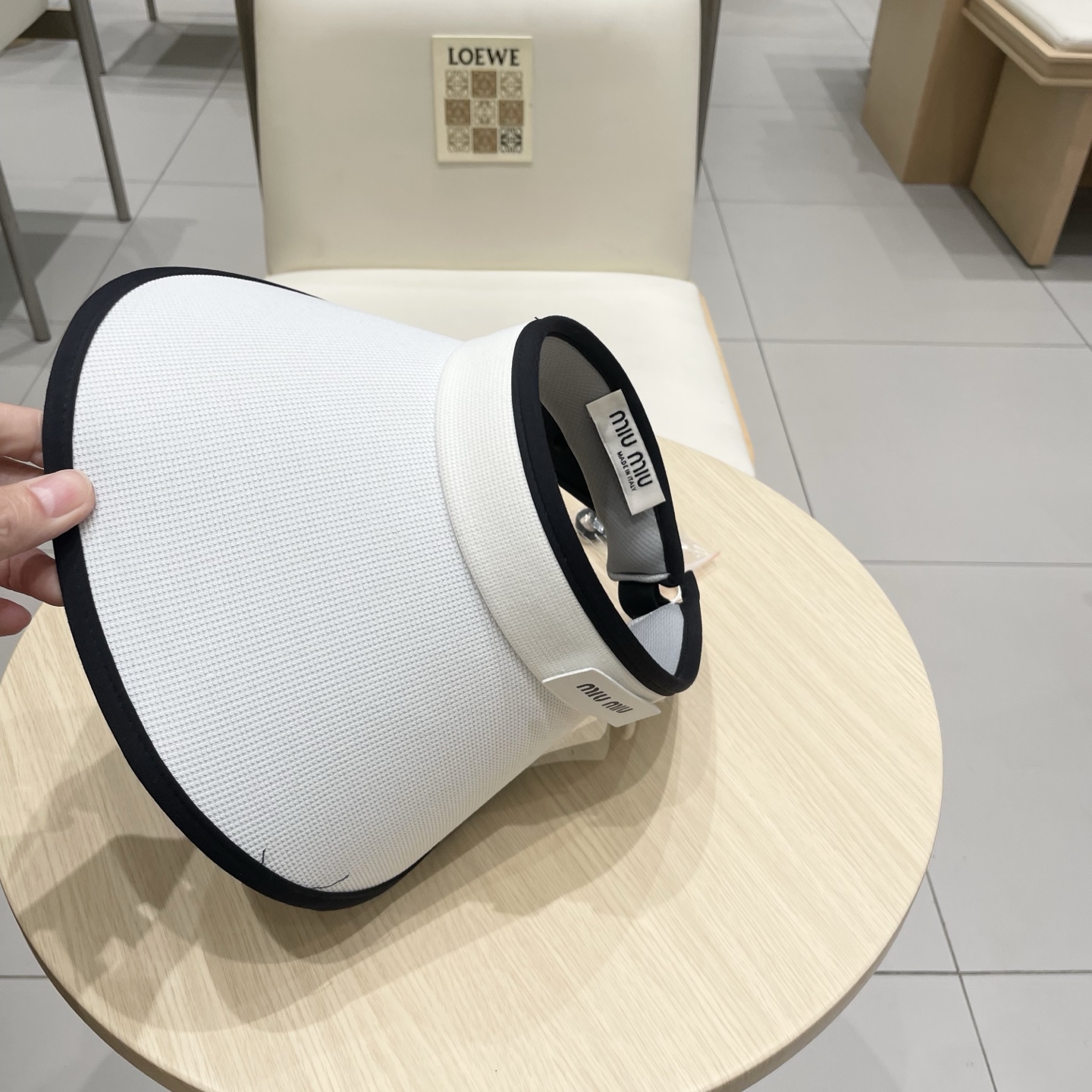  miumiu 缪缪 夏季空顶帽，跑步遮阳防晒两不误，夏季必备单品，戴着不闷热，非常有活力的一款，超级无