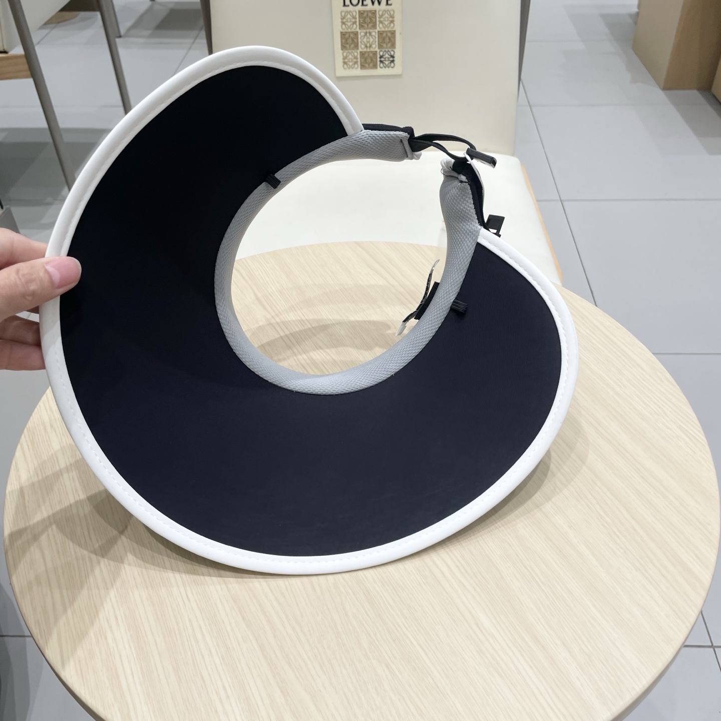  miumiu 缪缪 夏季空顶帽，跑步遮阳防晒两不误，夏季必备单品，戴着不闷热，非常有活力的一款，超级无