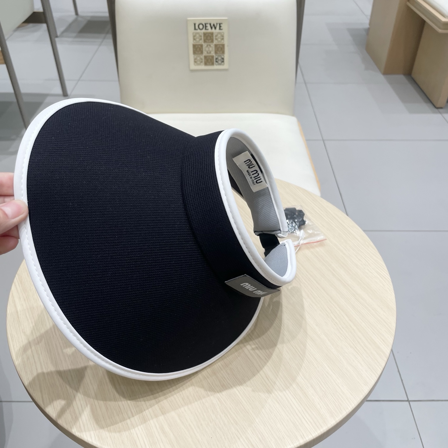  miumiu 缪缪 夏季空顶帽，跑步遮阳防晒两不误，夏季必备单品，戴着不闷热，非常有活力的一款，超级无