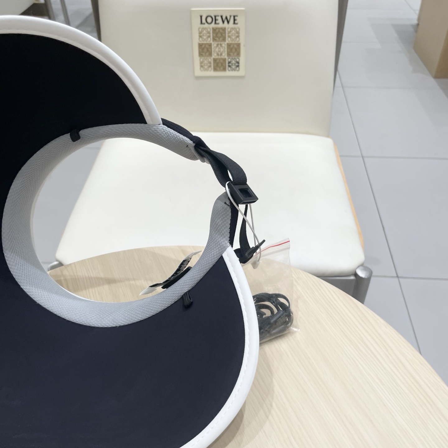  miumiu 缪缪 夏季空顶帽，跑步遮阳防晒两不误，夏季必备单品，戴着不闷热，非常有活力的一款，超级无