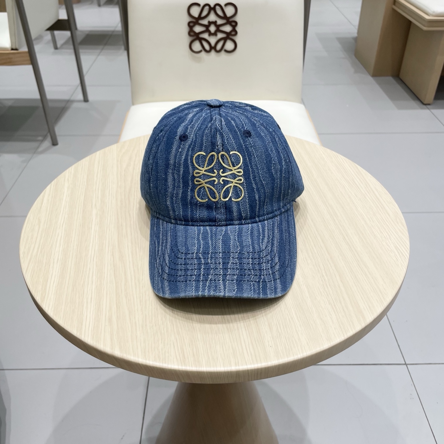 NO:357977,Loewe ~ New baseball cap, simple embroidery classic logo, super texture, exquisite big brand style, goddess must have artifact, couple hat, straw hat, fisherman hat, baseball cap, hat, loewe, loewe, espadrilles, hats罗意威Loewe～新款棒球帽,简约刺绣经典logo,质感超级赞,精致大牌范,女神必备神器,情侣款帽子草帽渔夫帽棒球帽,帽子,loewe,loewe,espadrilles,hats,hat