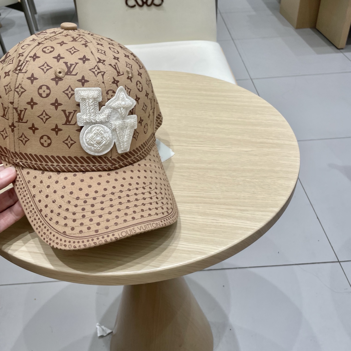 🧢路易威登棒球帽 LouisVuitton😍新款LV棒球帽，重工打造♥️高端大气，百搭款🤗男女通用！跑量