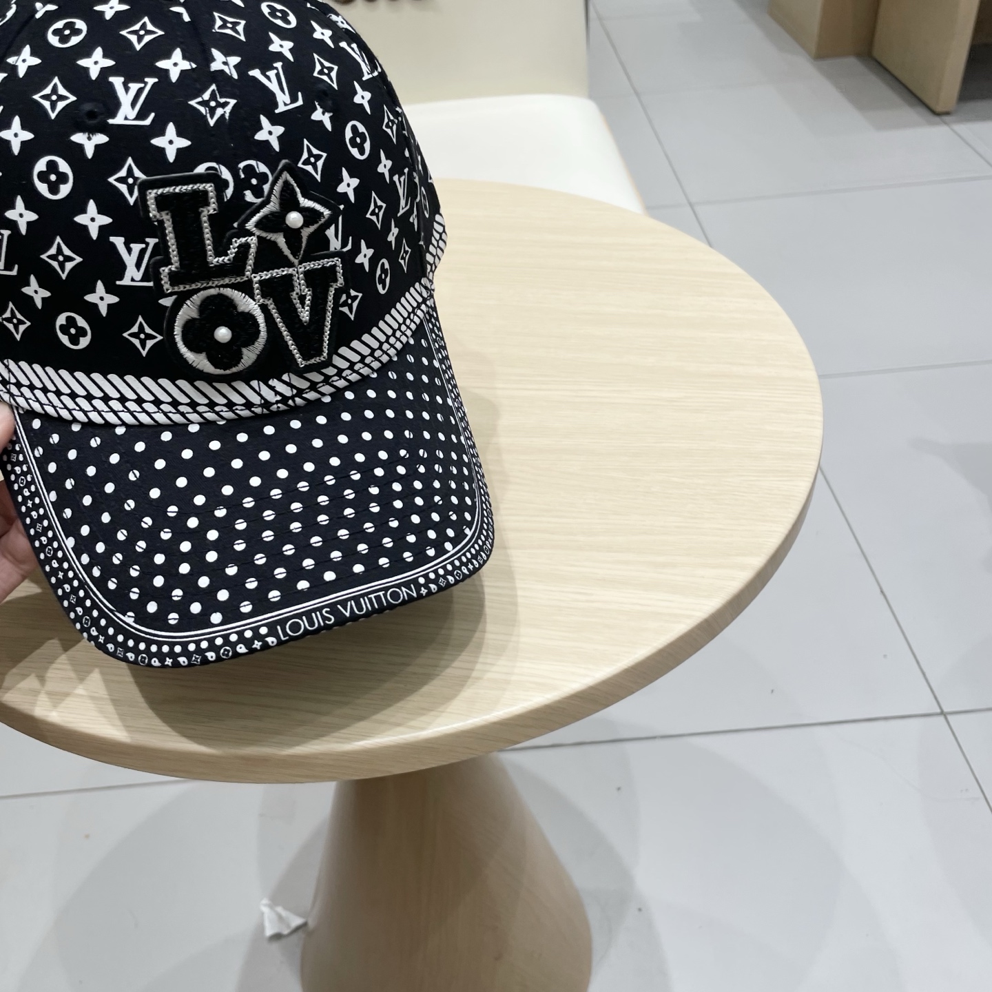 🧢路易威登棒球帽 LouisVuitton😍新款LV棒球帽，重工打造♥️高端大气，百搭款🤗男女通用！跑量