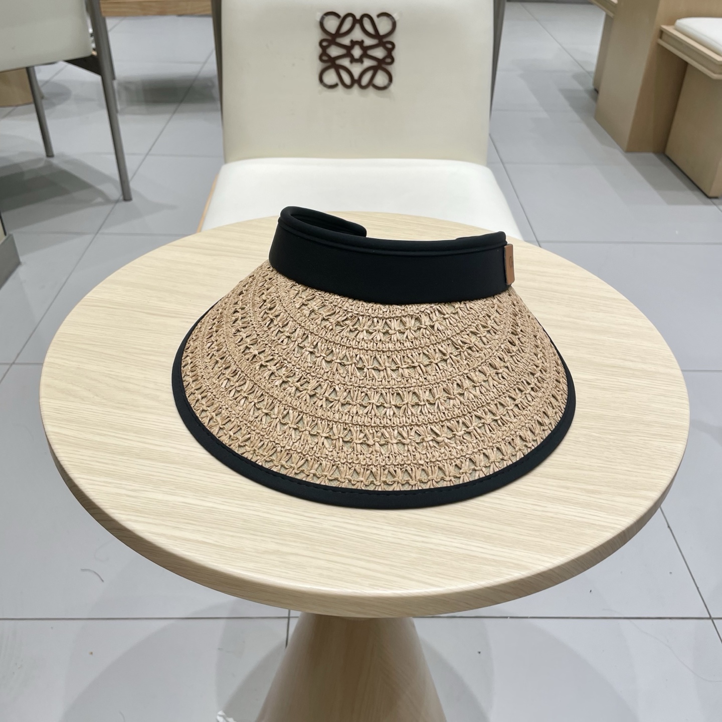 迪奥 Dior 春夏编织空顶草帽
那么多人喜欢不是没有原因的!!
好戴不勒头 发箍式的空顶帽
看上去小小