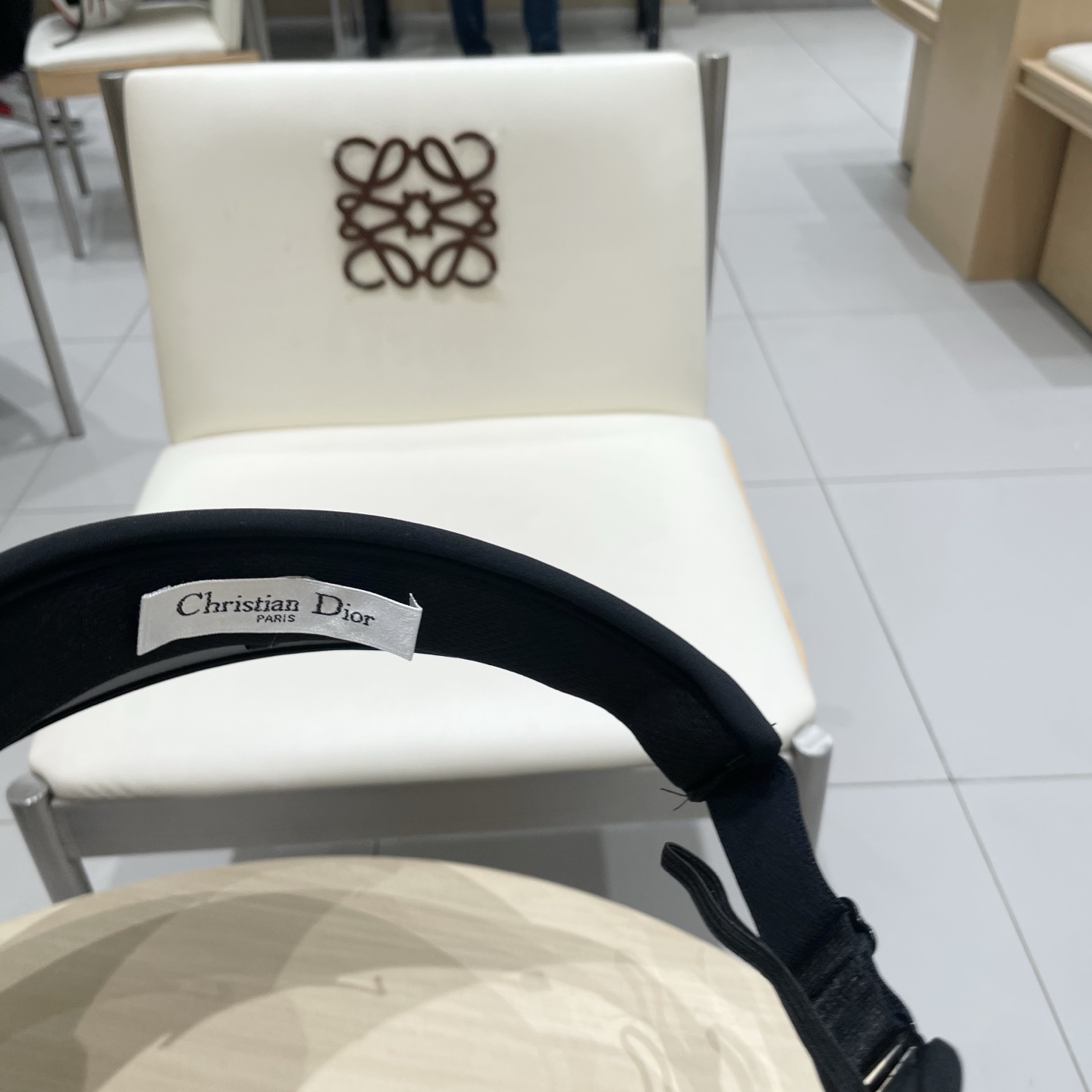 迪奥 Dior 春夏编织空顶草帽
那么多人喜欢不是没有原因的!!
好戴不勒头 发箍式的空顶帽
看上去小小