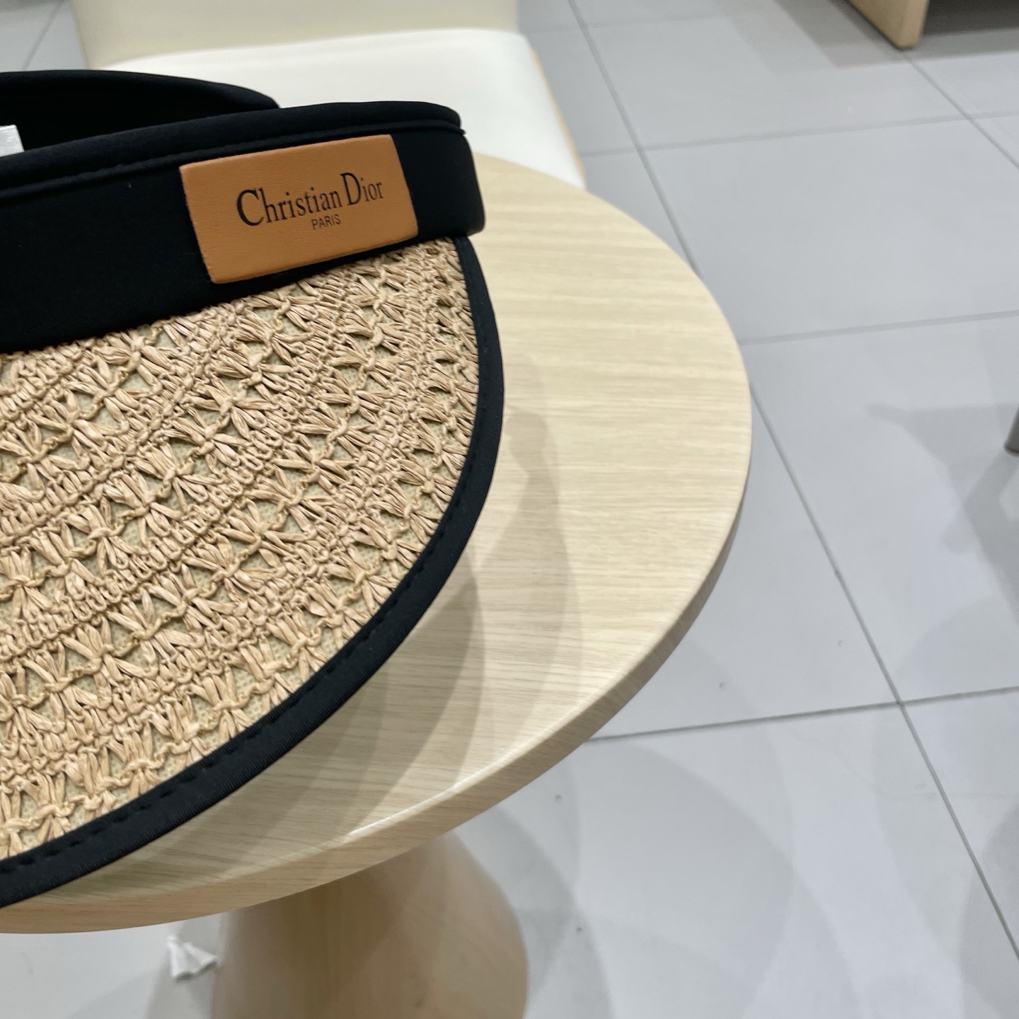 迪奥 Dior 春夏编织空顶草帽
那么多人喜欢不是没有原因的!!
好戴不勒头 发箍式的空顶帽
看上去小小