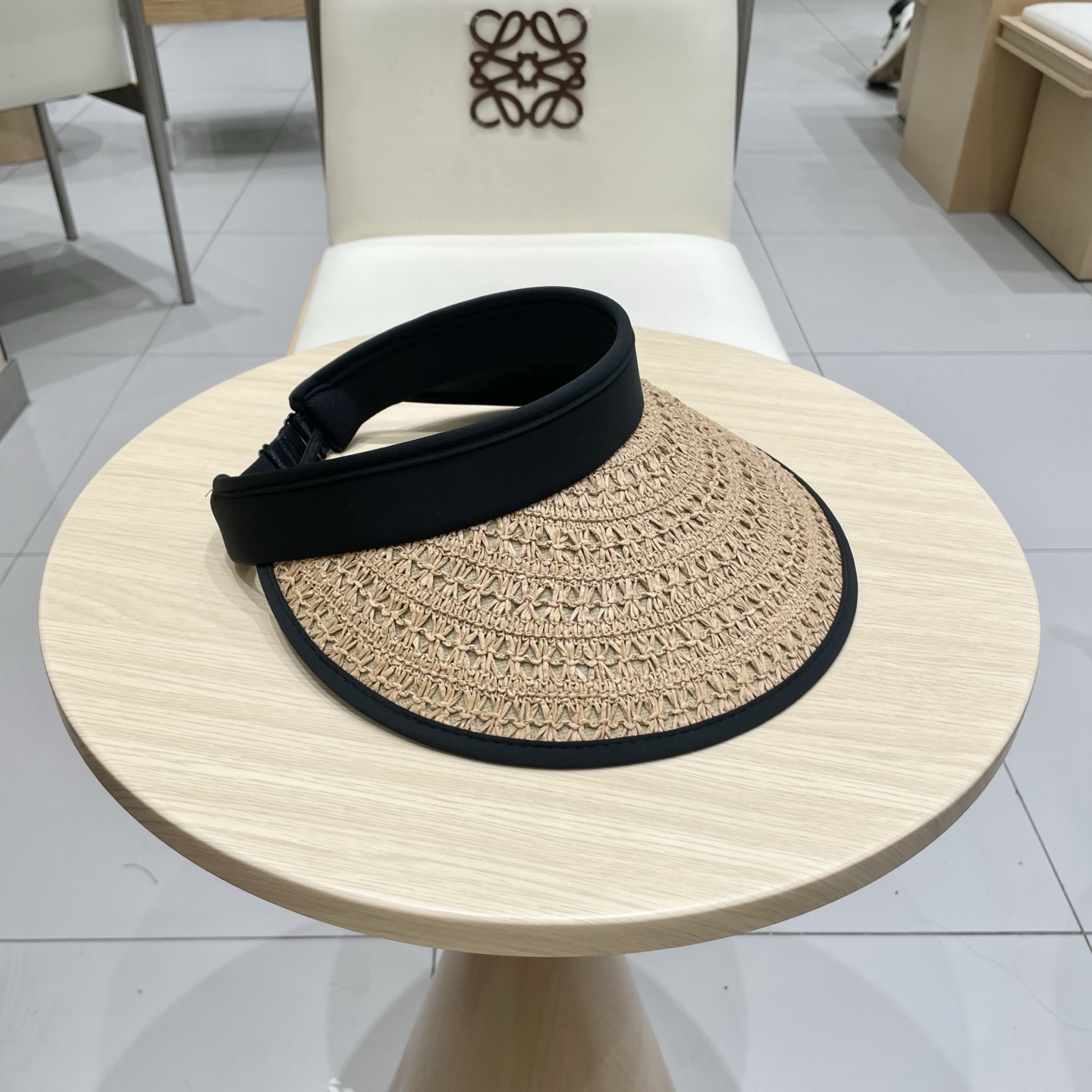 迪奥 Dior 春夏编织空顶草帽
那么多人喜欢不是没有原因的!!
好戴不勒头 发箍式的空顶帽
看上去小小