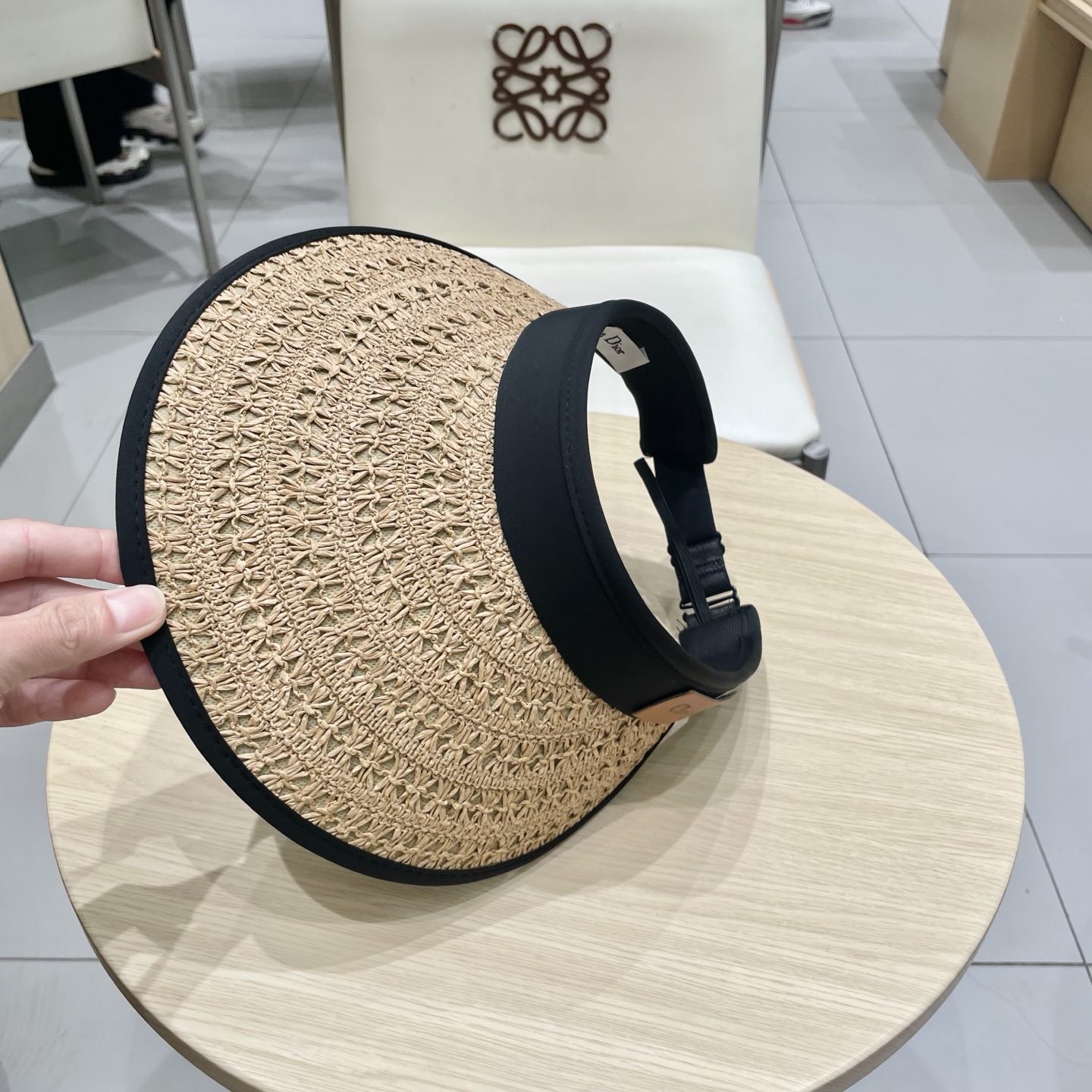 迪奥 Dior 春夏编织空顶草帽
那么多人喜欢不是没有原因的!!
好戴不勒头 发箍式的空顶帽
看上去小小