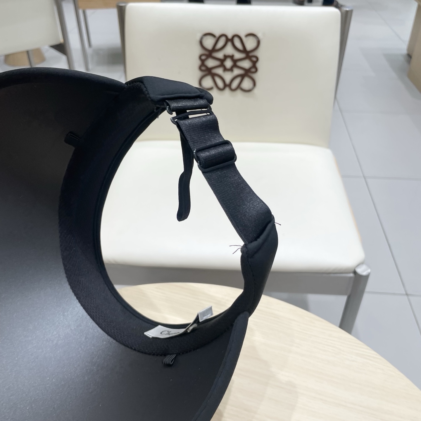 迪奥 Dior 春夏编织空顶草帽
那么多人喜欢不是没有原因的!!
好戴不勒头 发箍式的空顶帽
看上去小小