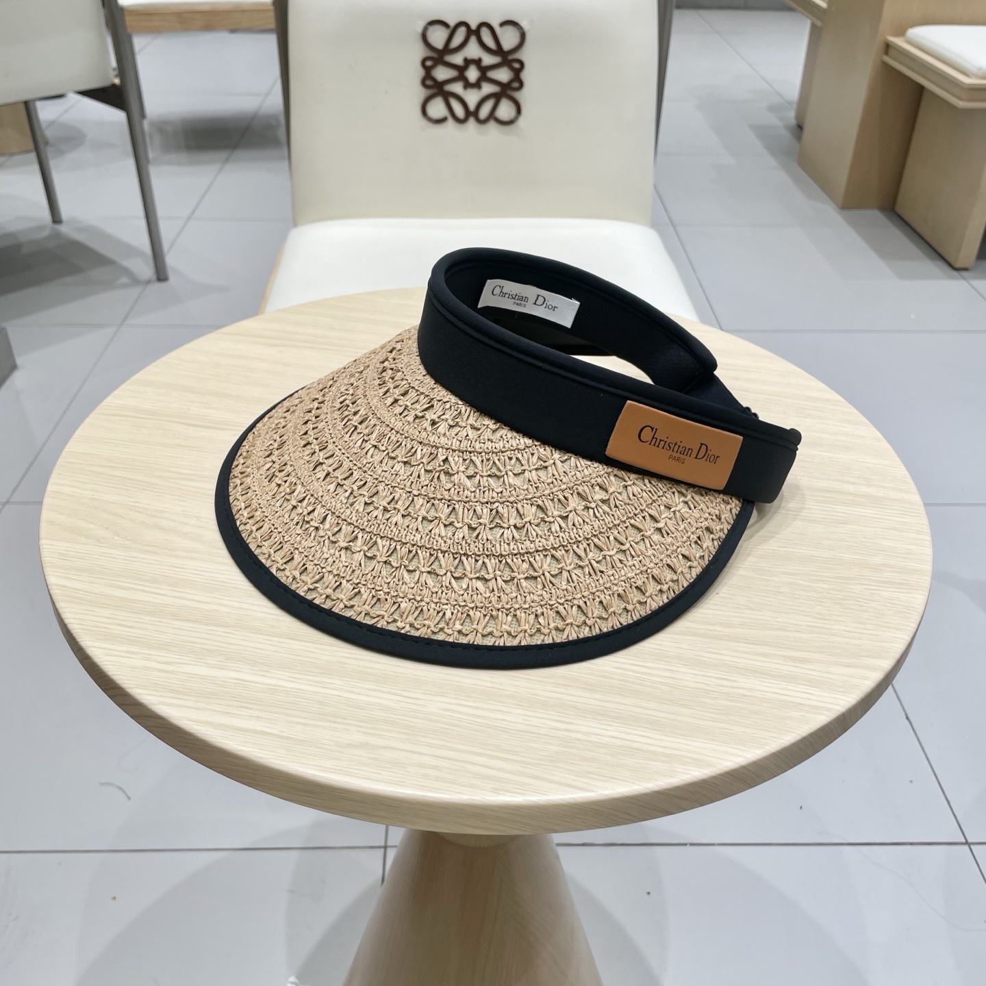 迪奥 Dior 春夏编织空顶草帽
那么多人喜欢不是没有原因的!!
好戴不勒头 发箍式的空顶帽
看上去小小
