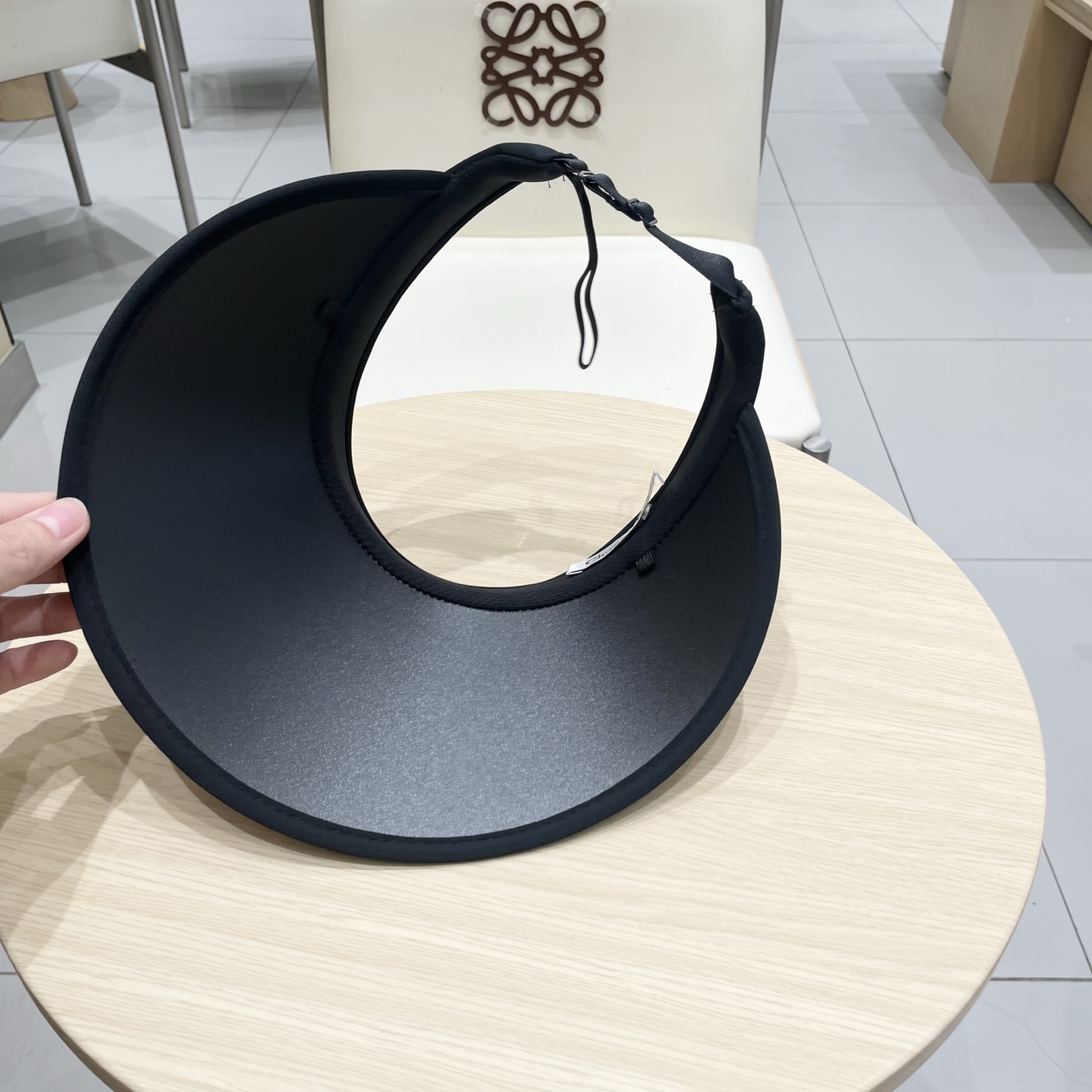 迪奥 Dior 春夏编织空顶草帽
那么多人喜欢不是没有原因的!!
好戴不勒头 发箍式的空顶帽
看上去小小