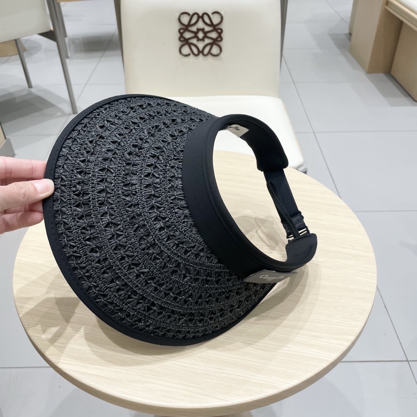 迪奥 Dior 春夏编织空顶草帽
那么多人喜欢不是没有原因的!!
好戴不勒头 发箍式的空顶帽
看上去小小