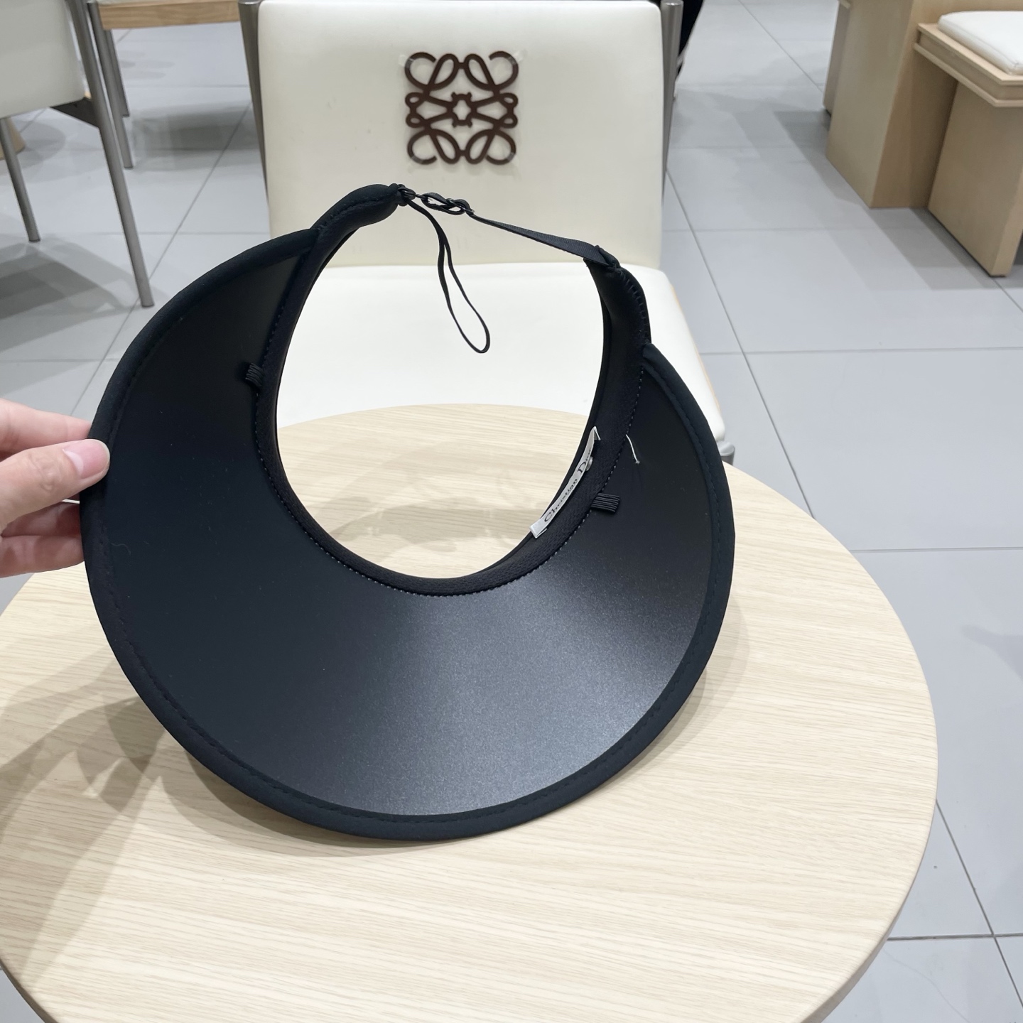 迪奥 Dior 春夏编织空顶草帽
那么多人喜欢不是没有原因的!!
好戴不勒头 发箍式的空顶帽
看上去小小