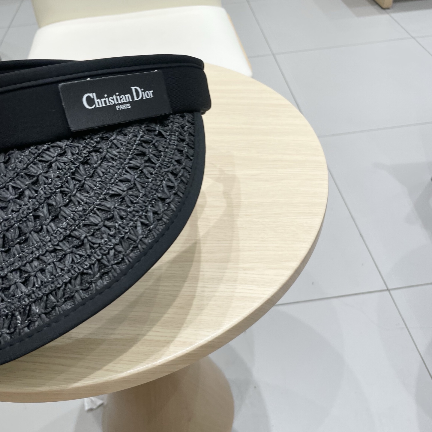 迪奥 Dior 春夏编织空顶草帽
那么多人喜欢不是没有原因的!!
好戴不勒头 发箍式的空顶帽
看上去小小