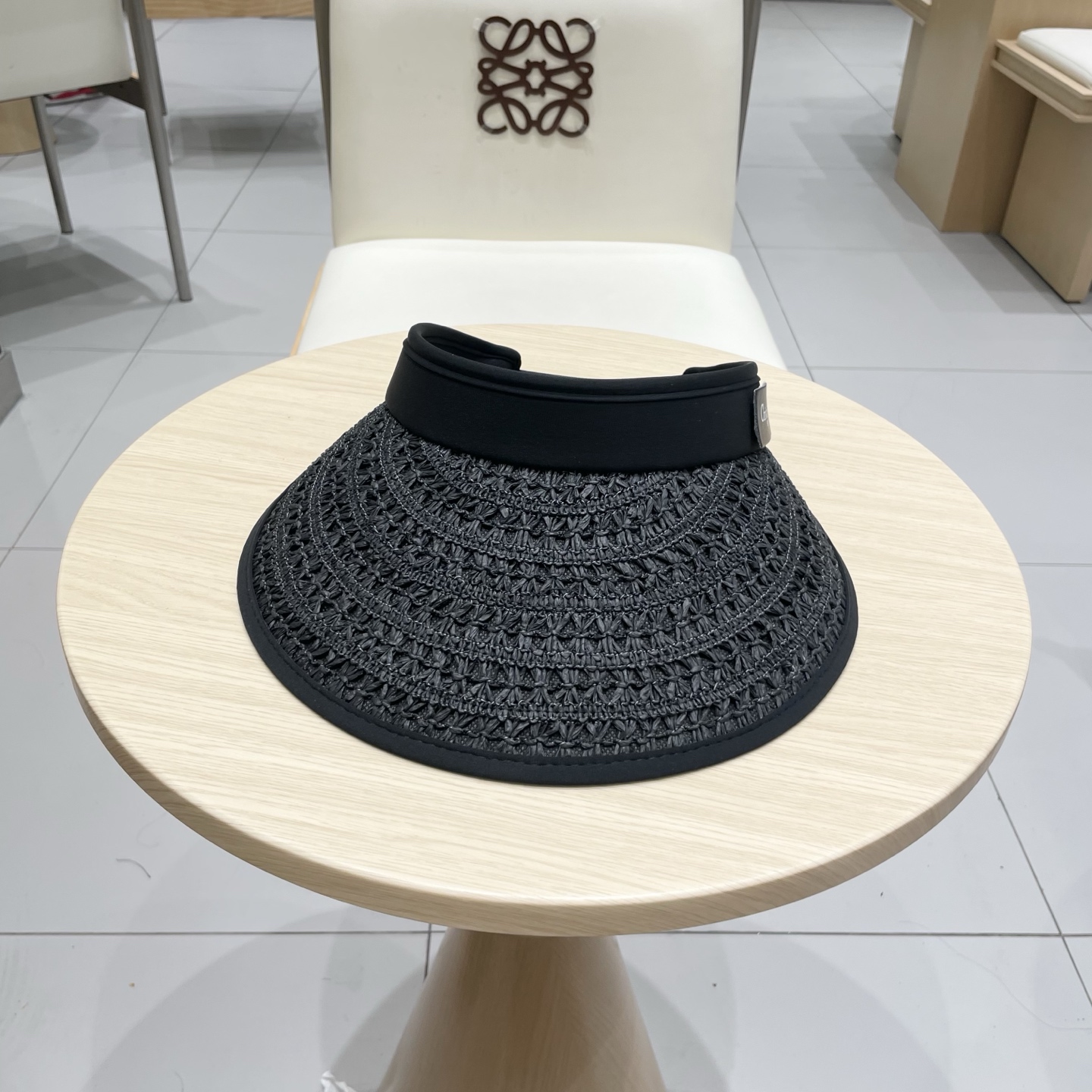 迪奥 Dior 春夏编织空顶草帽
那么多人喜欢不是没有原因的!!
好戴不勒头 发箍式的空顶帽
看上去小小