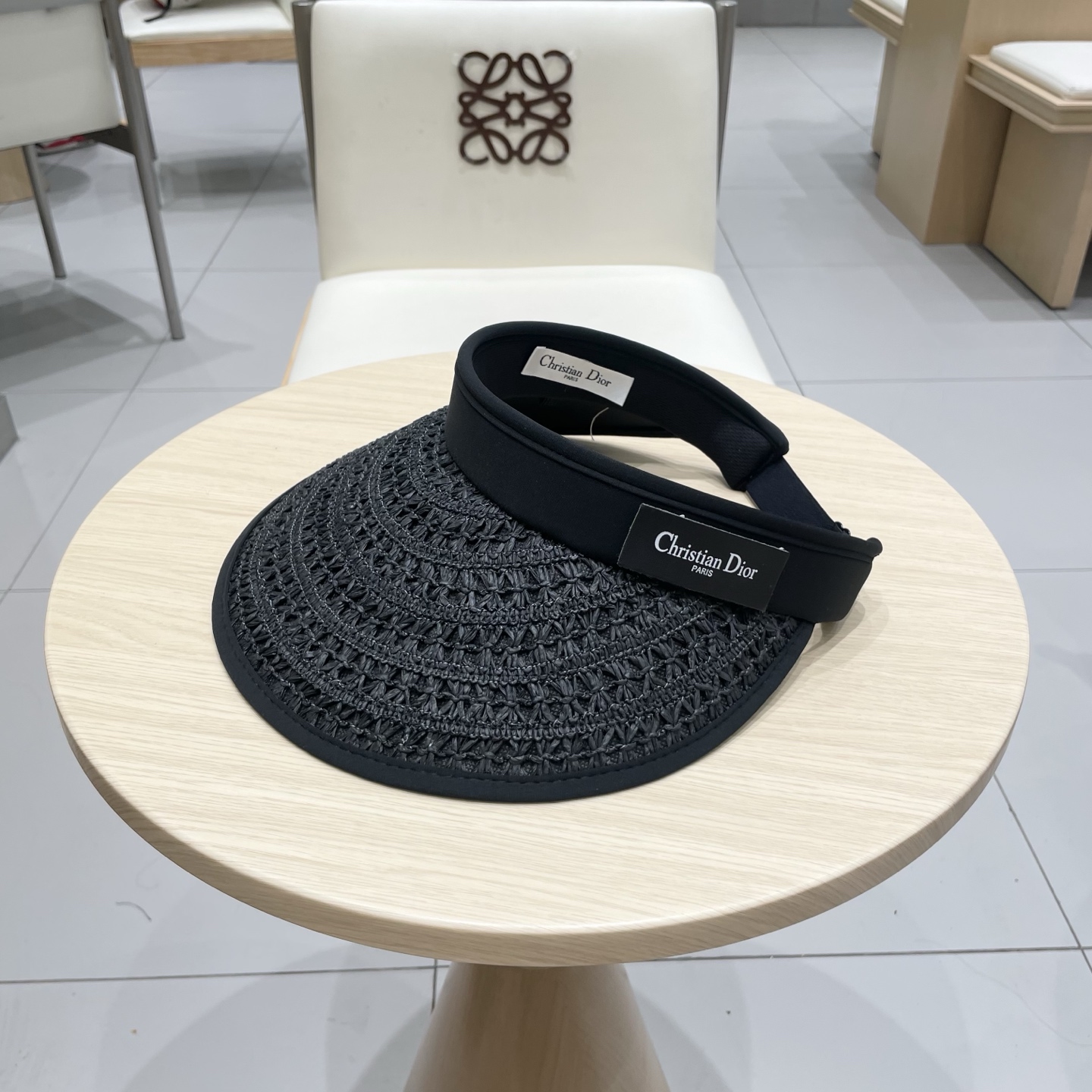NO:348173,Dior woven empty top straw hat in spring and summer. There is a reason why so many people like it!! It is easy to wear a headband-style empty top hat. It looks small. Due to the curvature and cutting design, daily sunshade is enough~ It is better than ordinary baseball hats. There are many styles that can be matched from OL to greens!  Hat straw hat fisherman hat baseball hat, hat, dior, dior, espadrilles, hats迪奥 Dior 春夏编织空顶草帽 那么多人喜欢不是没有原因的!! 好戴不勒头 发箍式的空顶帽 看上去小小的帽型 由于弧度和裁剪的设计 日常遮阳足矣~比一般棒球帽遮阳效果更好 能搭配的风格也超多 从OL到果岭也是轻松拿捏！帽子草帽渔夫帽棒球帽,帽子,dior,dior,espadrilles,hats,hat