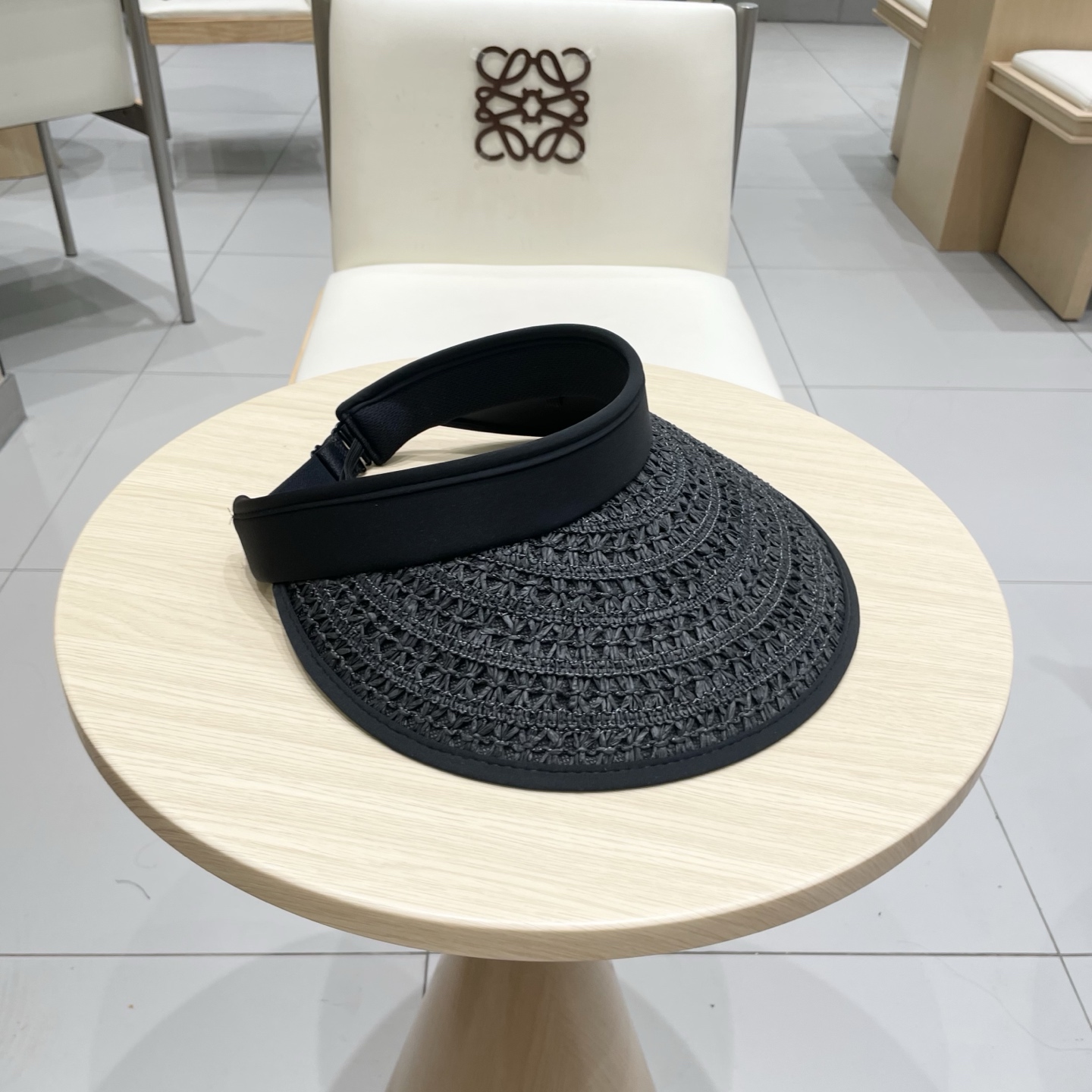 迪奥 Dior 春夏编织空顶草帽
那么多人喜欢不是没有原因的!!
好戴不勒头 发箍式的空顶帽
看上去小小