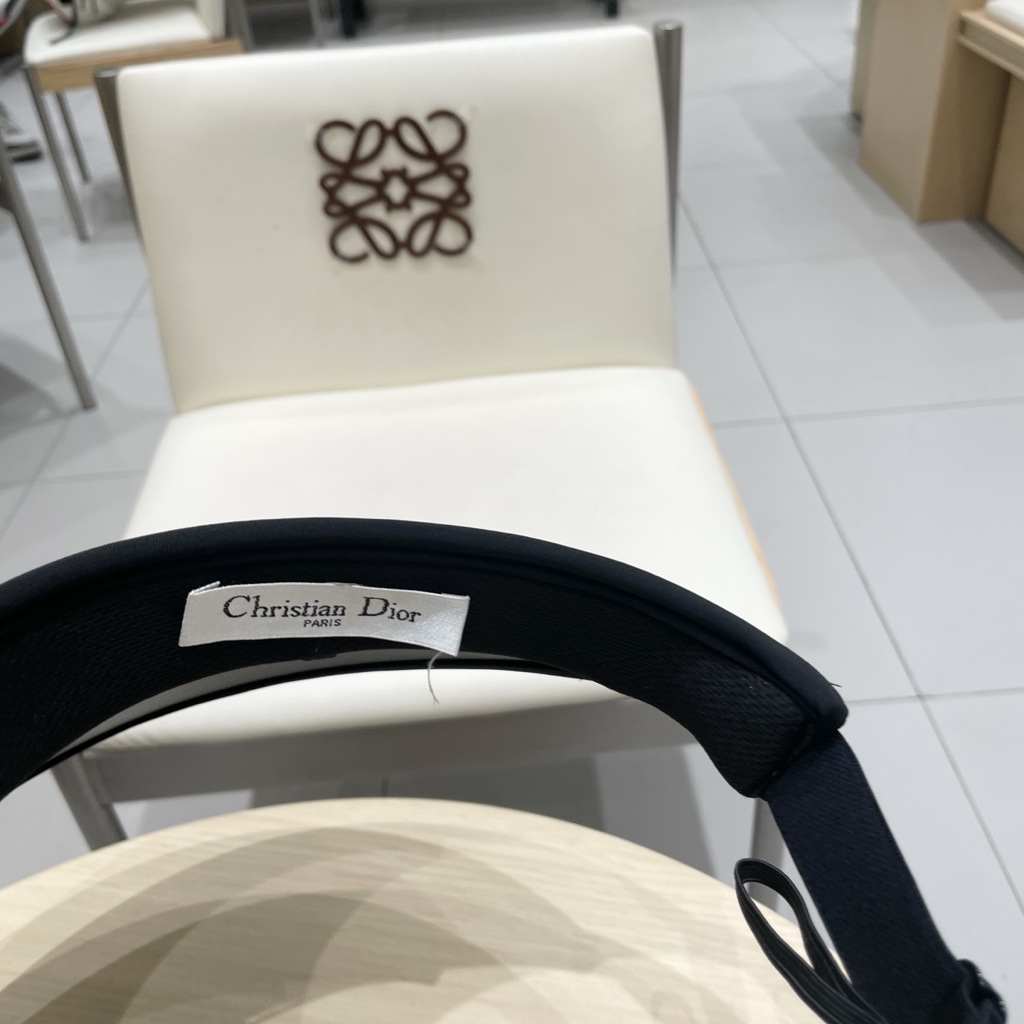 迪奥 Dior 春夏编织空顶草帽
那么多人喜欢不是没有原因的!!
好戴不勒头 发箍式的空顶帽
看上去小小