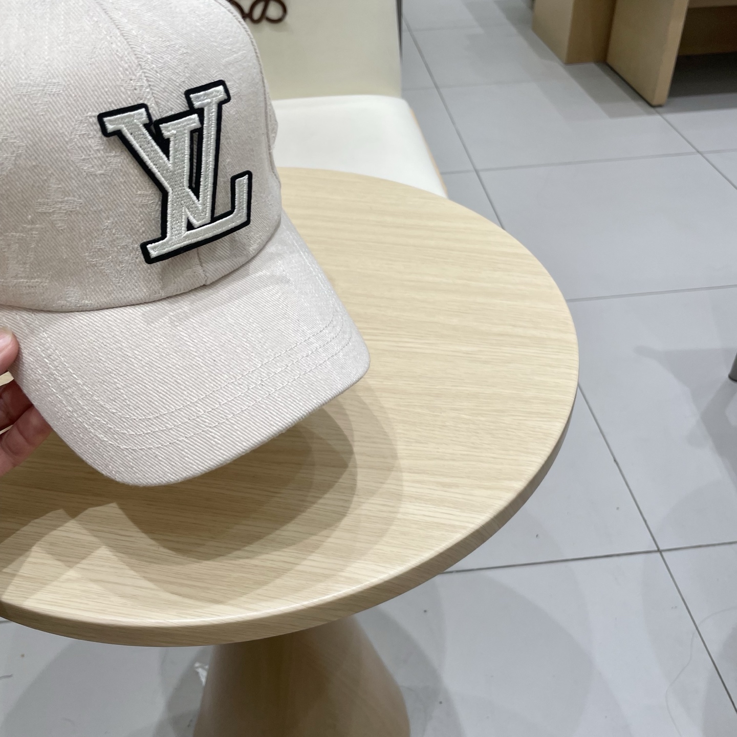 🧢路易威登棒球帽 LouisVuitton😍新款LV棒球帽，重工打造♥️高端大气，百搭款🤗男女通用！跑量