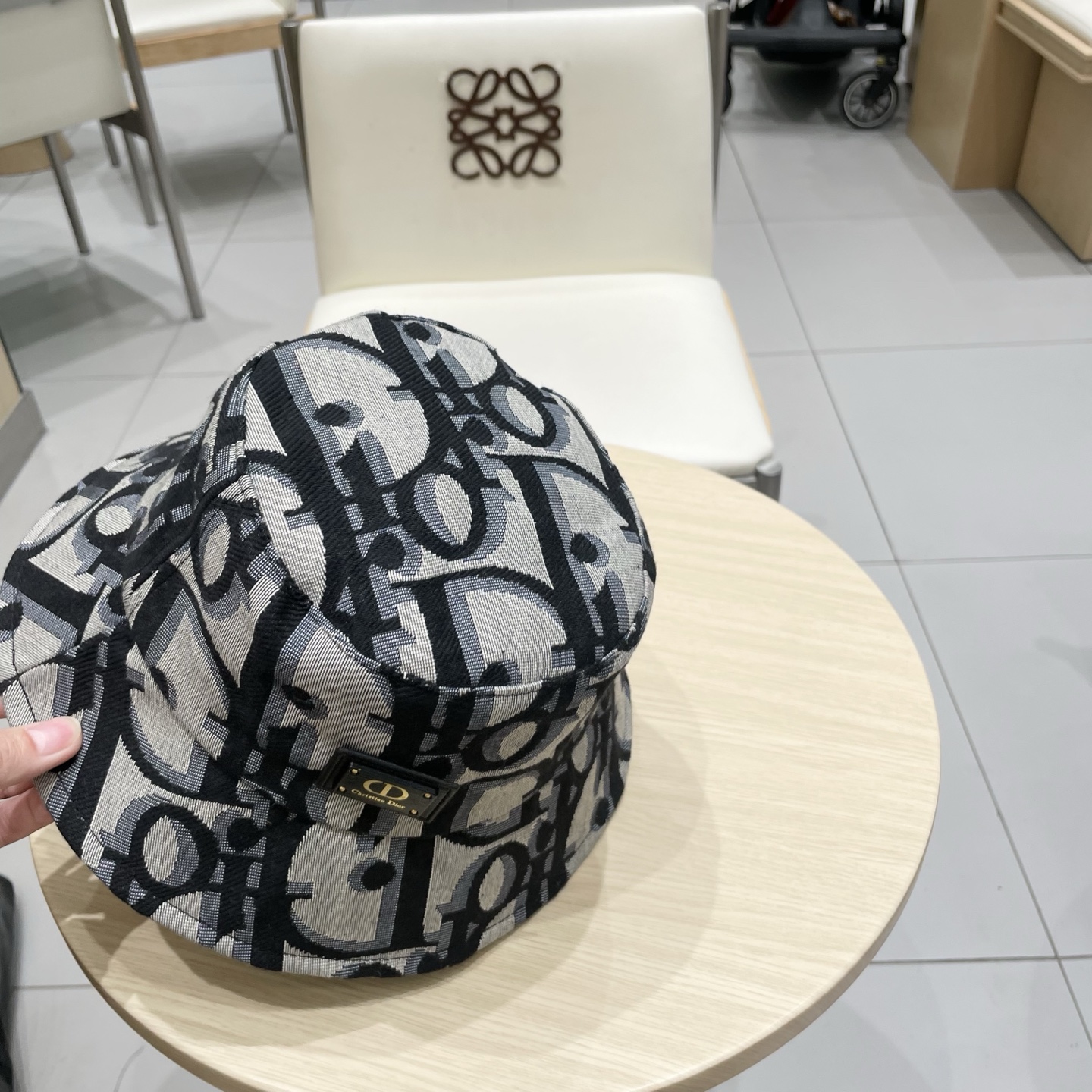 👒迪奥Dior👒 😍官网最新款满印迪奥logo渔夫帽，防晒指数超高，特别显脸小，有型不软塌，可随意折叠，
