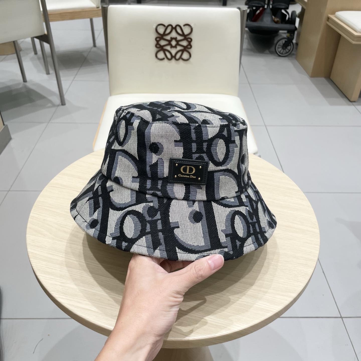 👒迪奥Dior👒 😍官网最新款满印迪奥logo渔夫帽，防晒指数超高，特别显脸小，有型不软塌，可随意折叠，