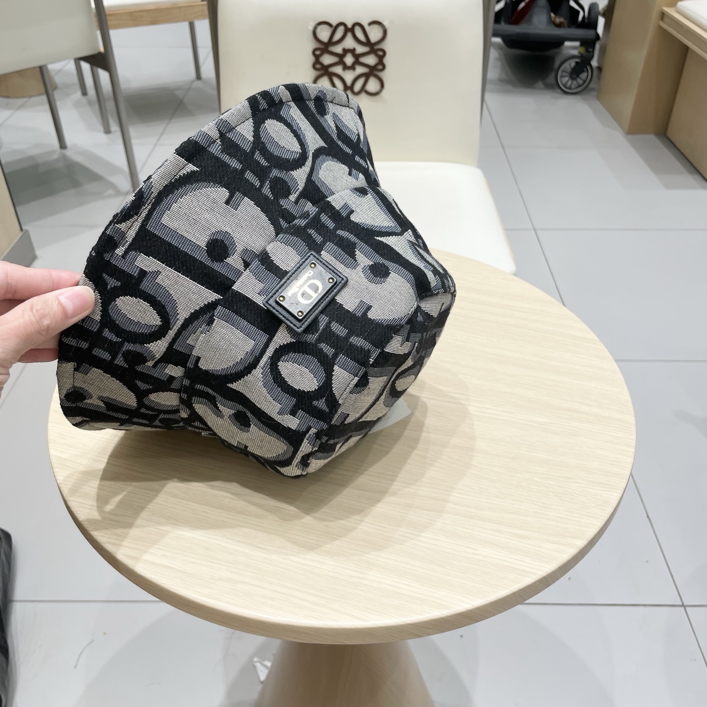 👒迪奥Dior👒 😍官网最新款满印迪奥logo渔夫帽，防晒指数超高，特别显脸小，有型不软塌，可随意折叠，