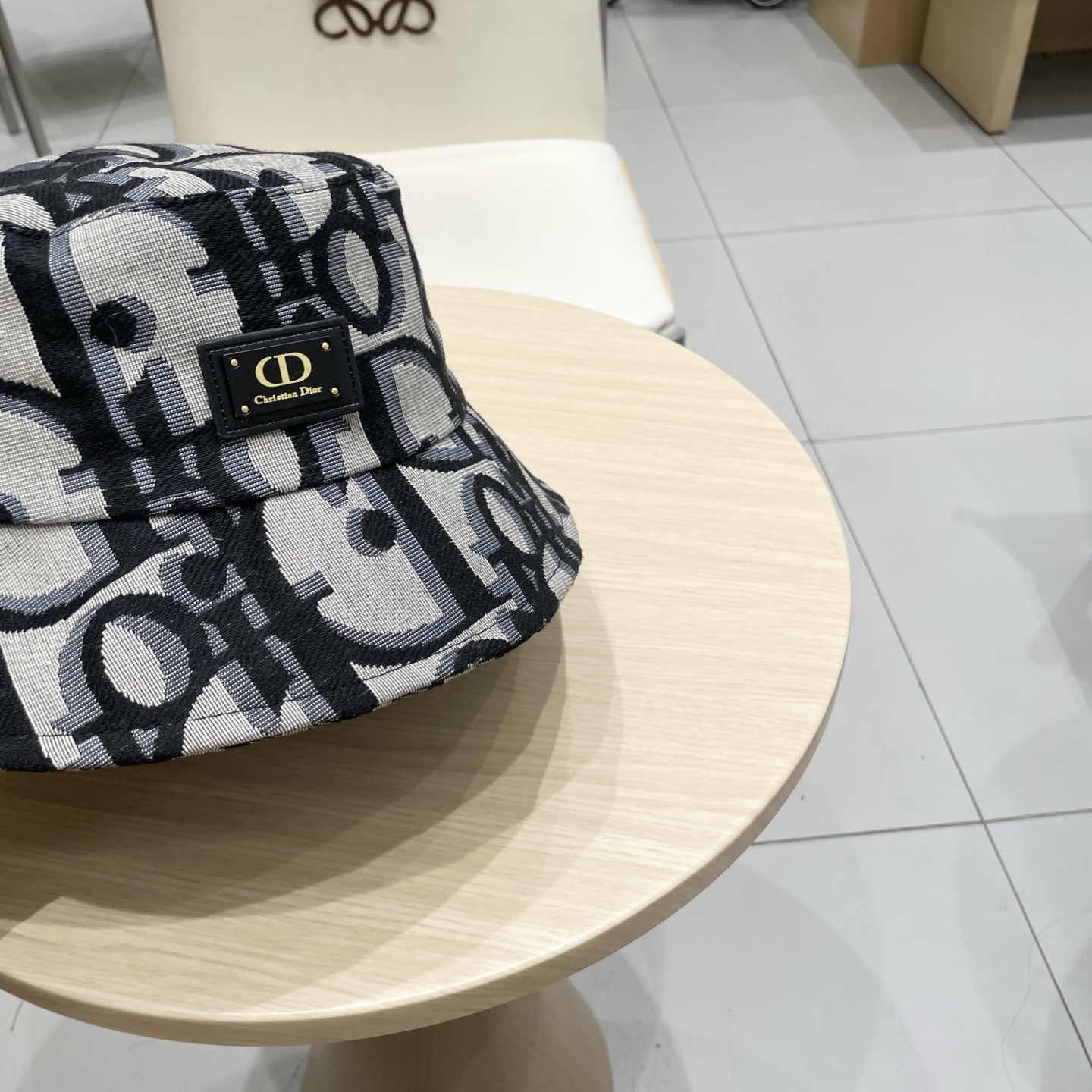 👒迪奥Dior👒 😍官网最新款满印迪奥logo渔夫帽，防晒指数超高，特别显脸小，有型不软塌，可随意折叠，