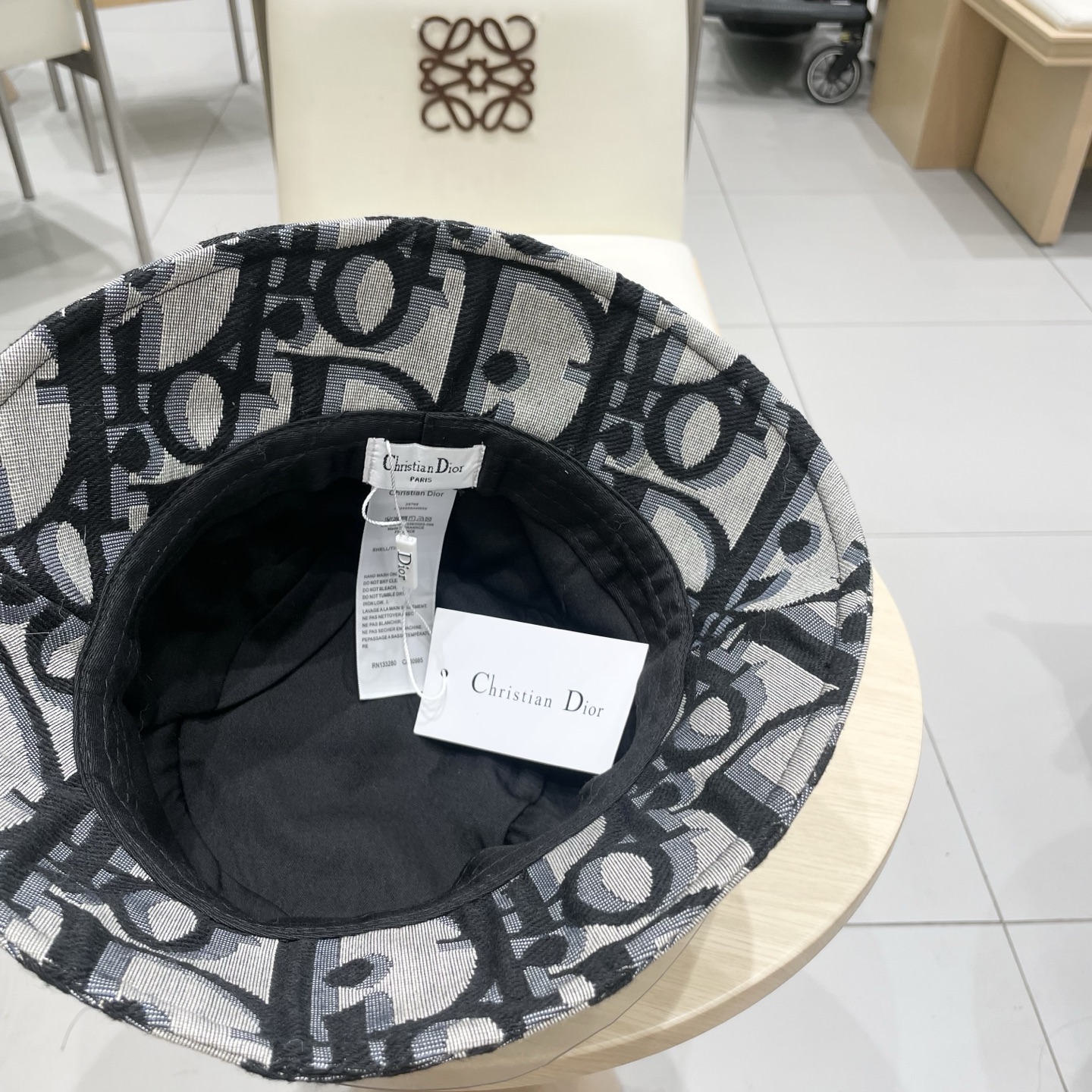 👒迪奥Dior👒 😍官网最新款满印迪奥logo渔夫帽，防晒指数超高，特别显脸小，有型不软塌，可随意折叠，