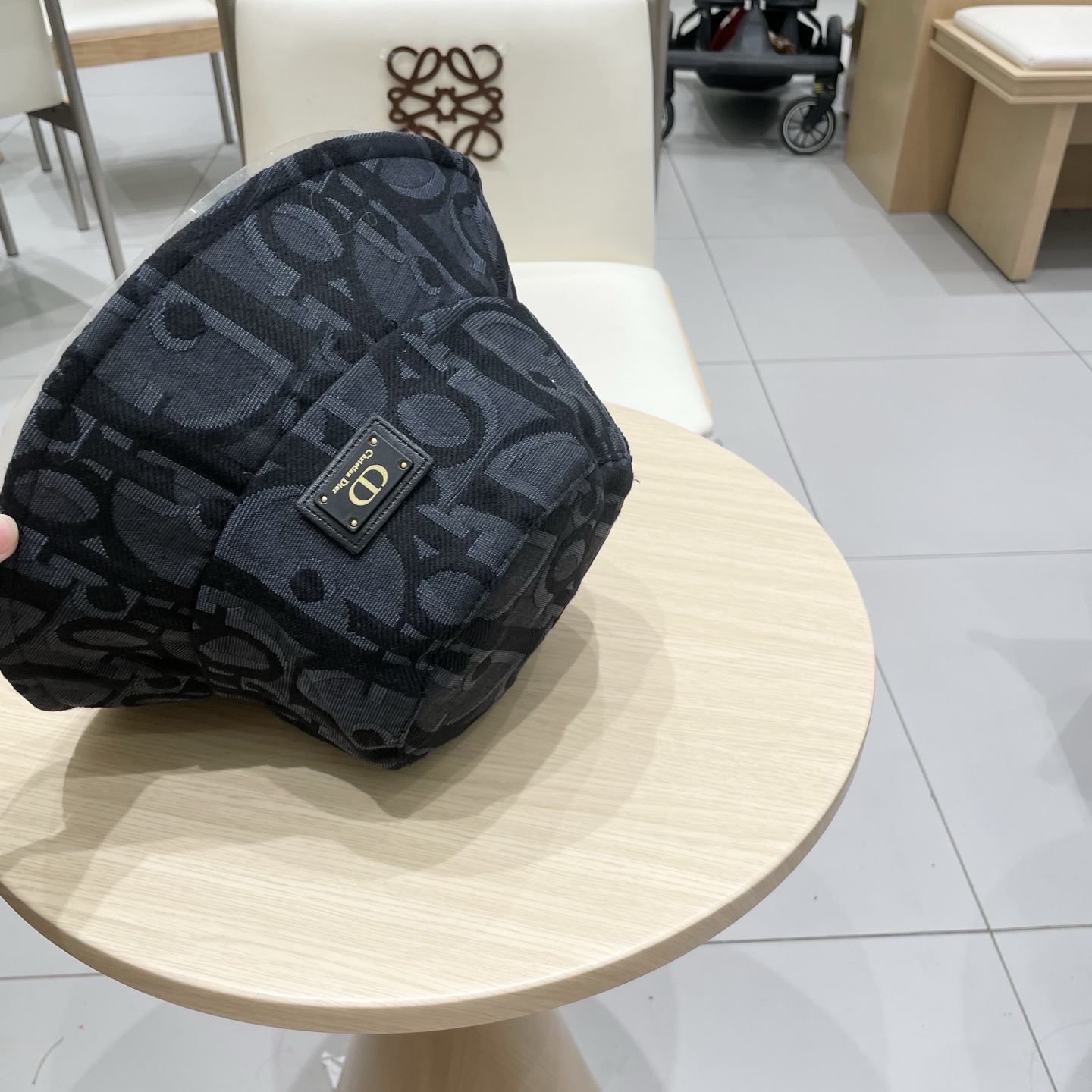 👒迪奥Dior👒 😍官网最新款满印迪奥logo渔夫帽，防晒指数超高，特别显脸小，有型不软塌，可随意折叠，