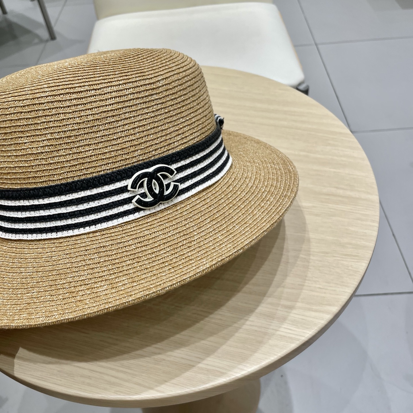  chanel香奈儿高端细辫平顶帽✨
气质名媛 很洋气的装饰带
高级感十足‼️