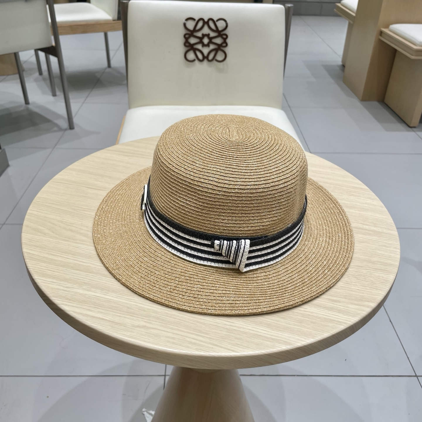  chanel香奈儿高端细辫平顶帽✨
气质名媛 很洋气的装饰带
高级感十足‼️