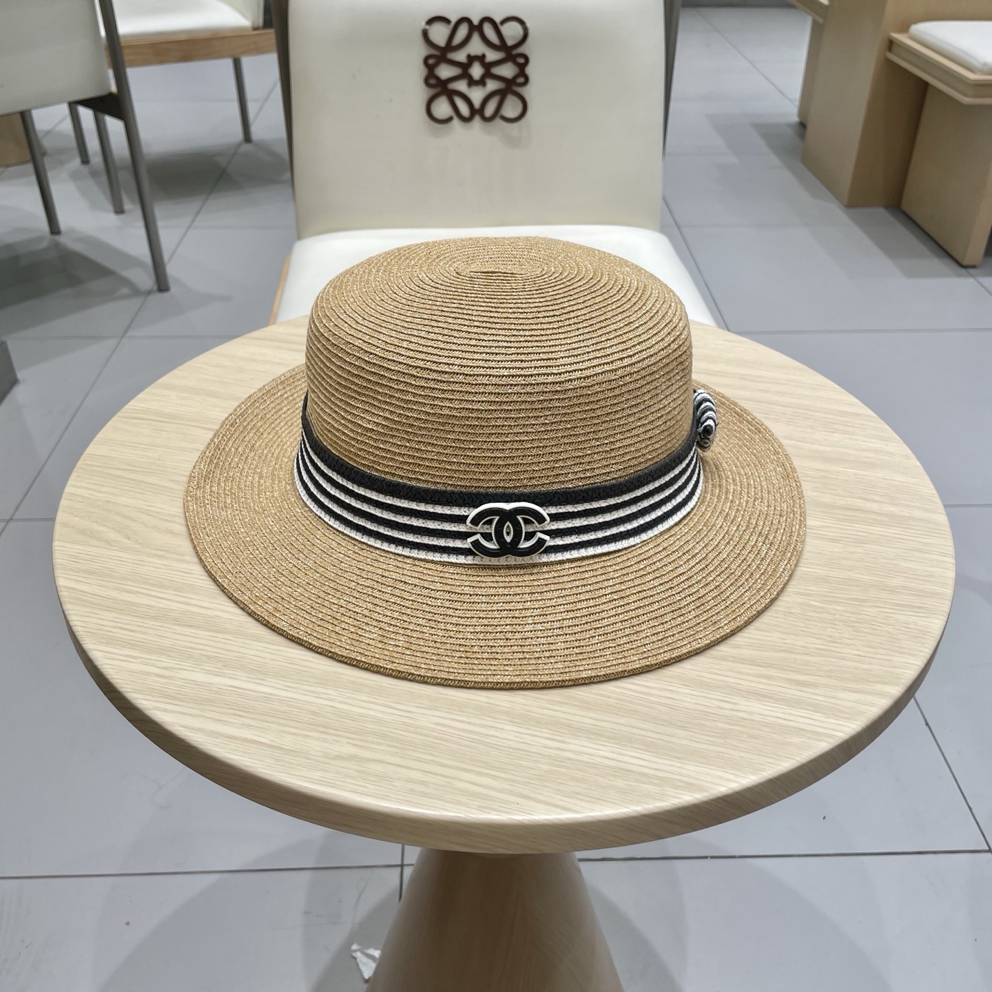  chanel香奈儿高端细辫平顶帽✨
气质名媛 很洋气的装饰带
高级感十足‼️