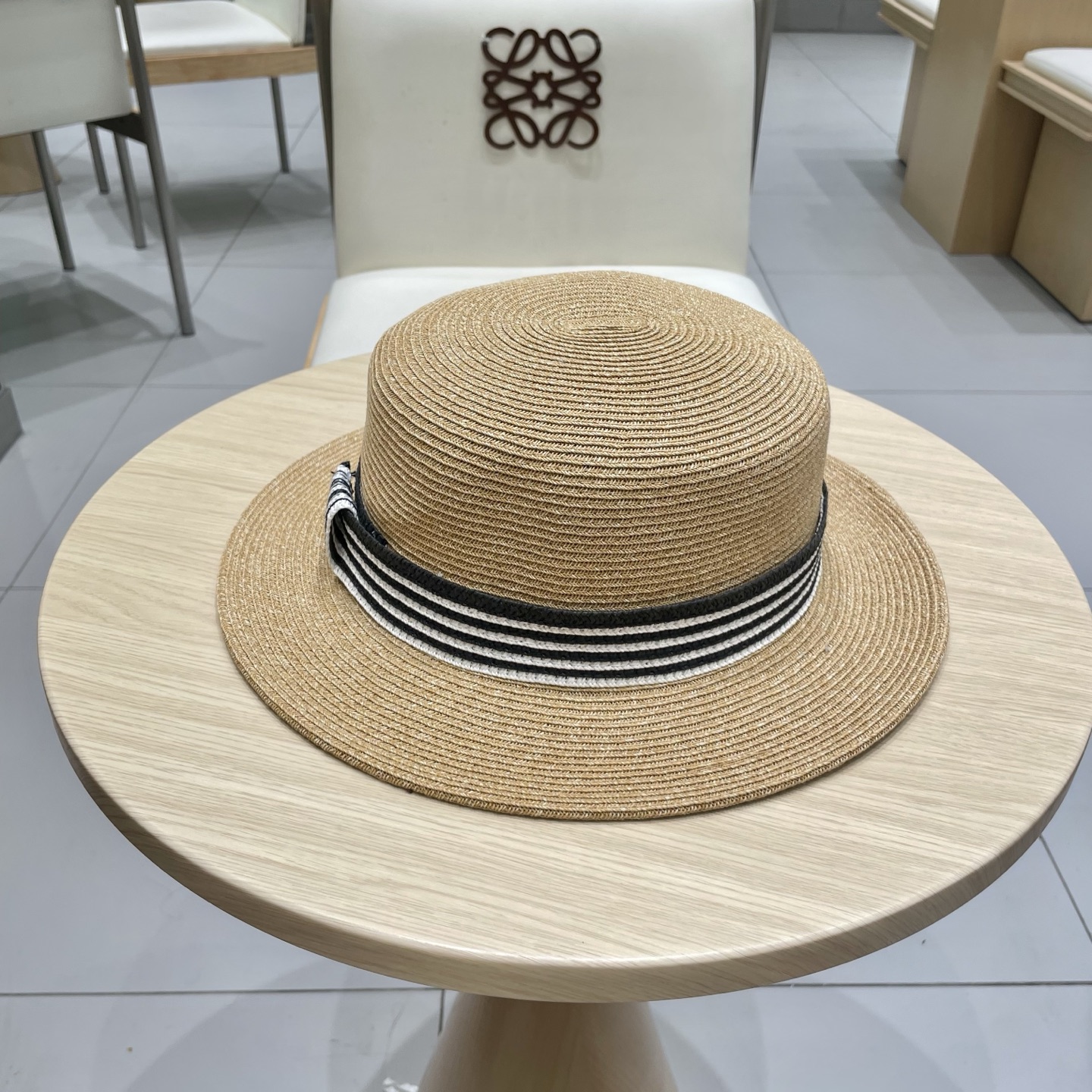  chanel香奈儿高端细辫平顶帽✨
气质名媛 很洋气的装饰带
高级感十足‼️