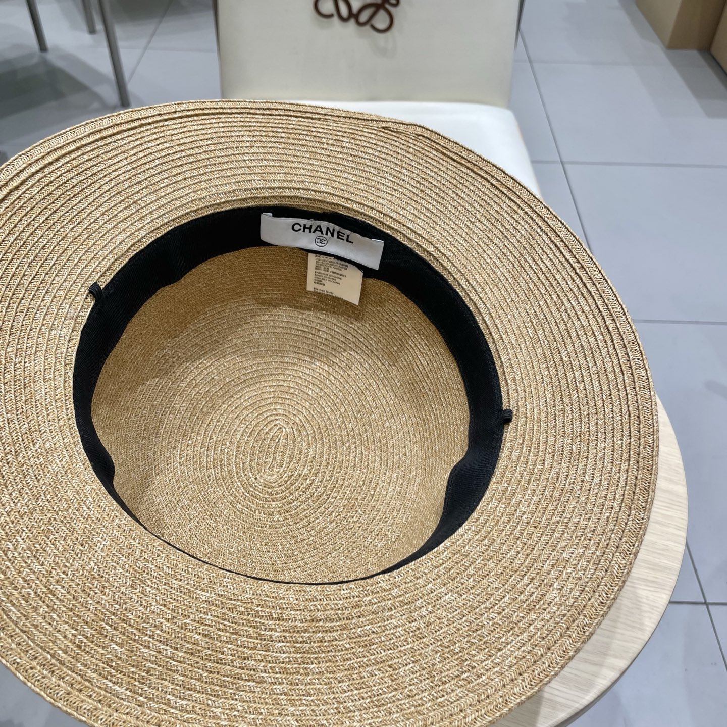  chanel香奈儿高端细辫平顶帽✨
气质名媛 很洋气的装饰带
高级感十足‼️