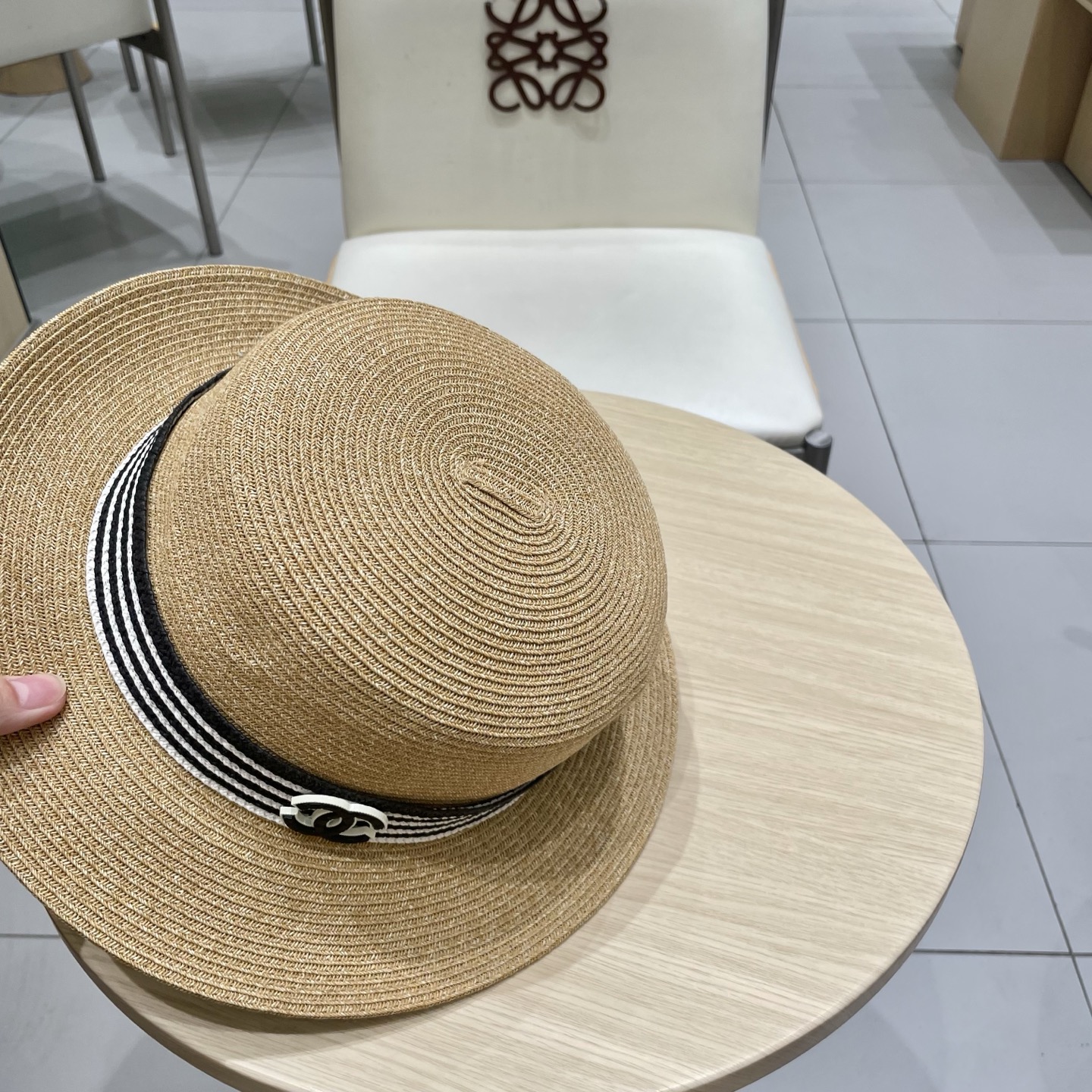  chanel香奈儿高端细辫平顶帽✨
气质名媛 很洋气的装饰带
高级感十足‼️