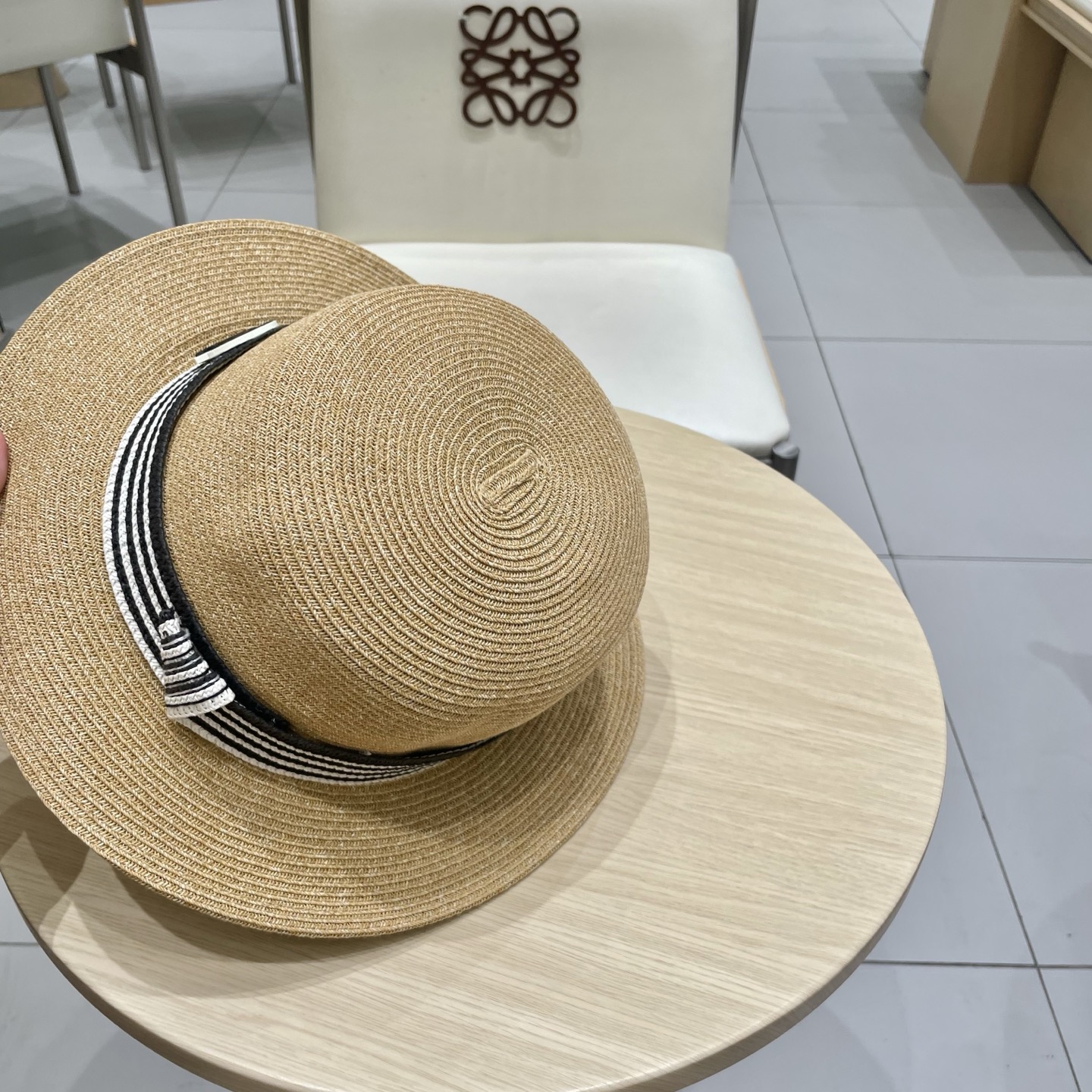  chanel香奈儿高端细辫平顶帽✨
气质名媛 很洋气的装饰带
高级感十足‼️