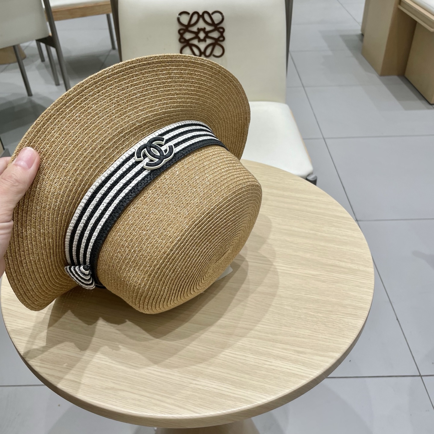  chanel香奈儿高端细辫平顶帽✨
气质名媛 很洋气的装饰带
高级感十足‼️