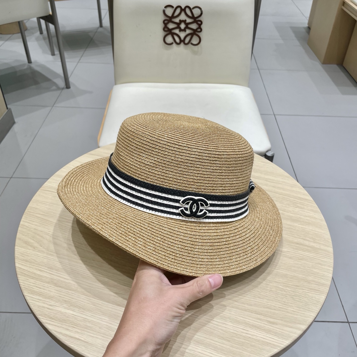  chanel香奈儿高端细辫平顶帽✨
气质名媛 很洋气的装饰带
高级感十足‼️